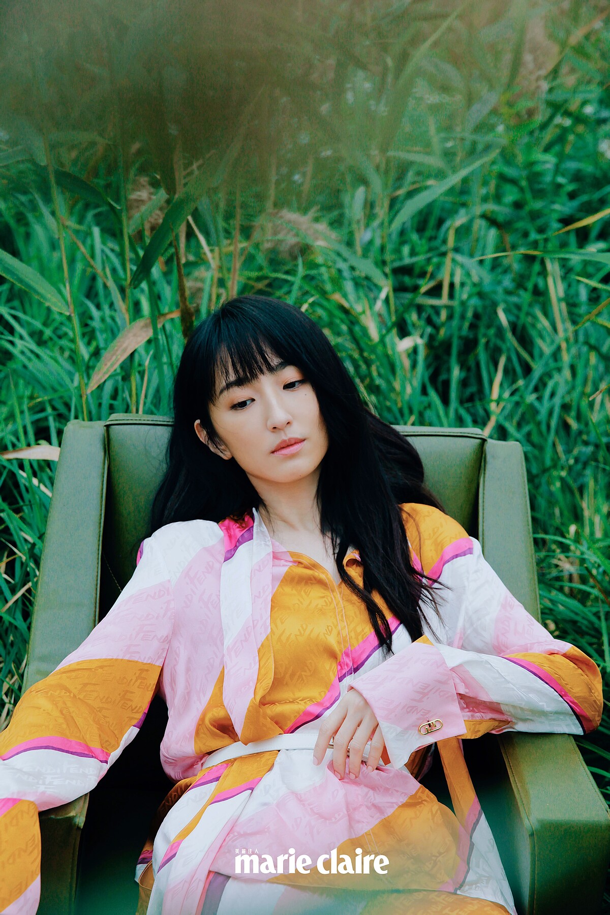 多彩圖騰層次感上衣、褲裙、腰帶，all by Fendi。