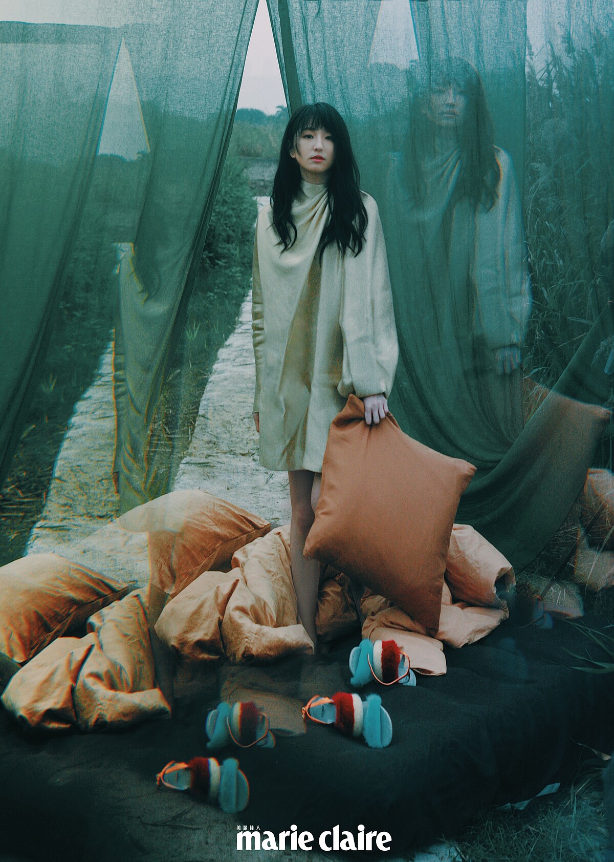 金色亮面洋裝，Fendi。