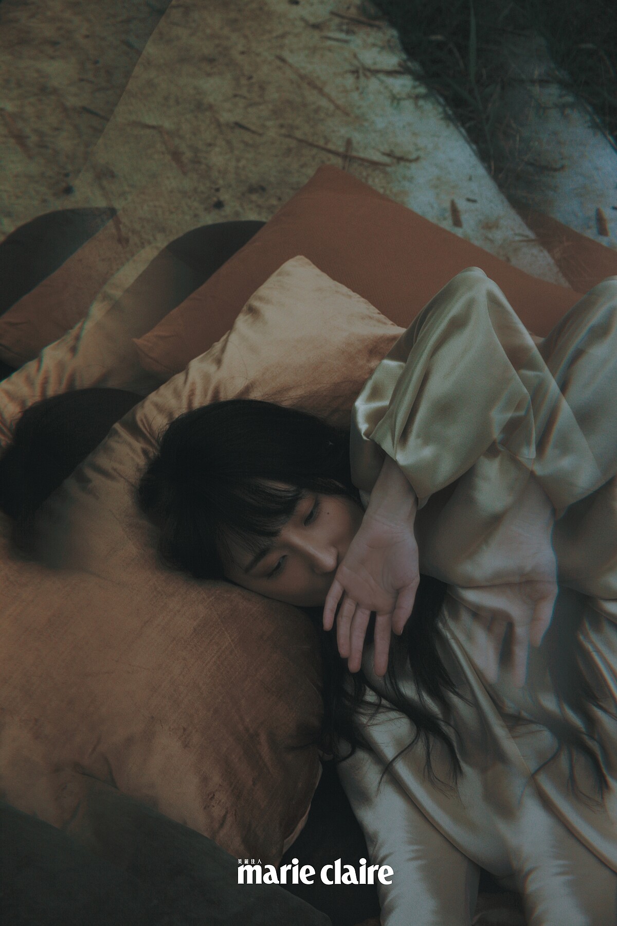 金色亮面洋裝，Fendi。