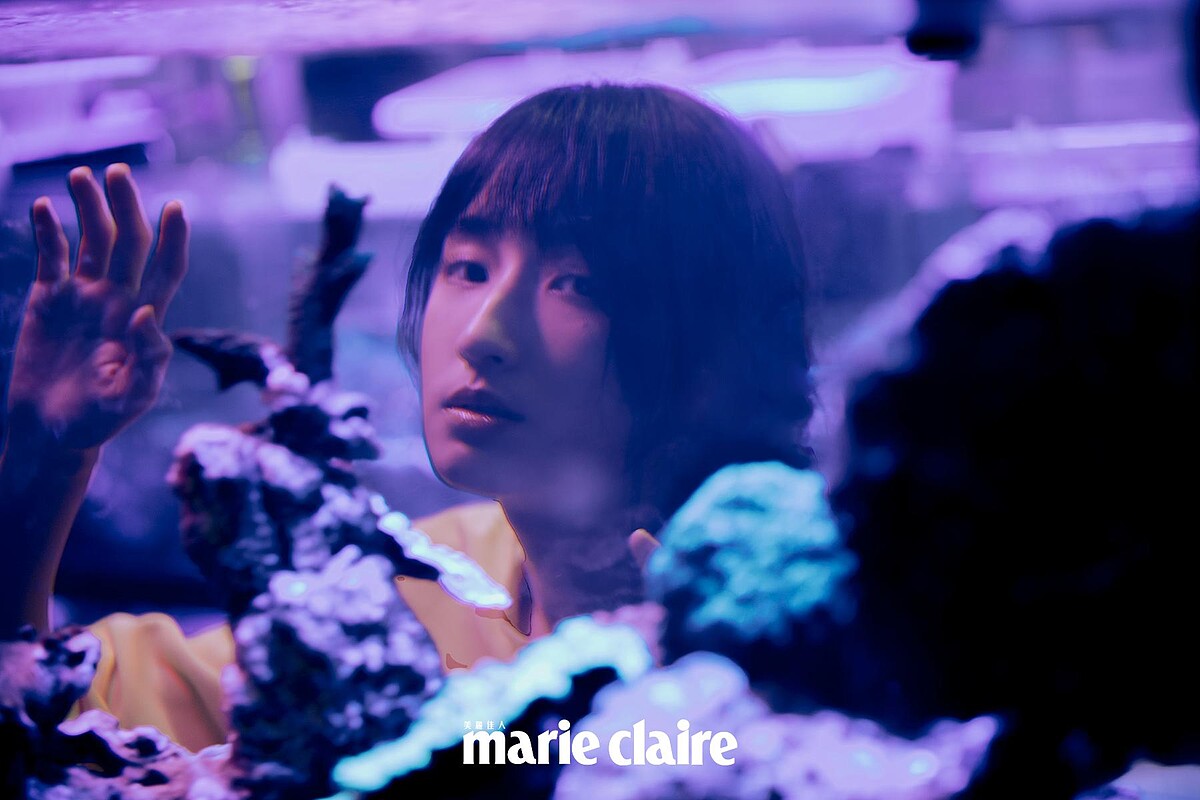 黃色不規則剪裁洋裝，Loewe。