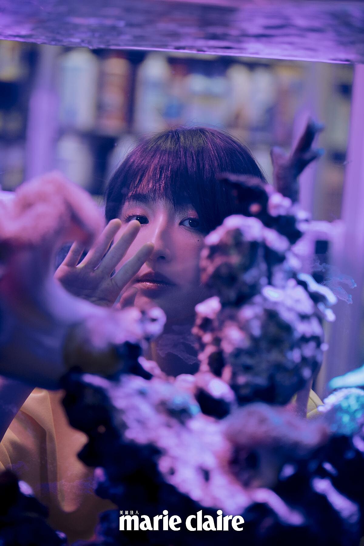 黃色不規則剪裁洋裝，Loewe。