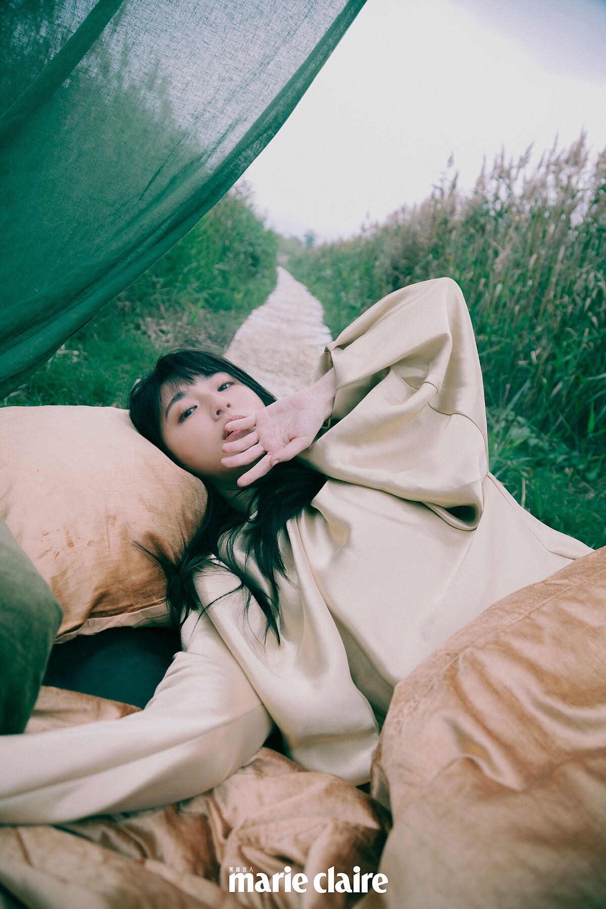 金色亮面洋裝，Fendi。