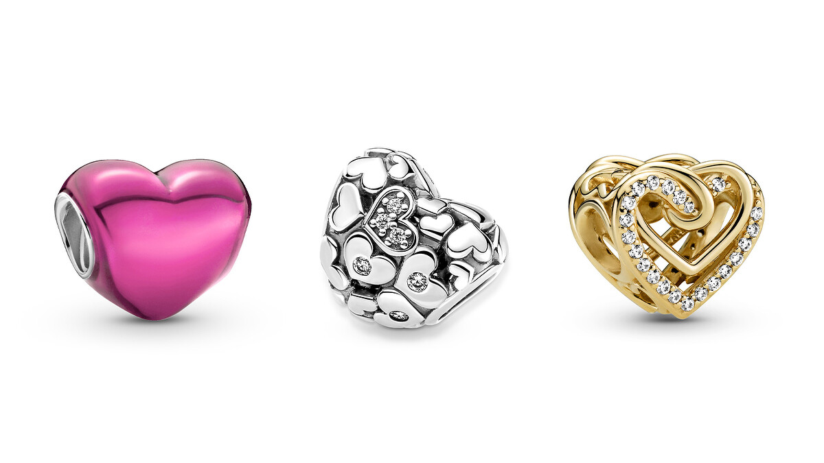 金屬桃紅愛心串飾，NT$1,480；鏤空璀璨愛心串飾，NT$2,080；璀璨纏繞之心串飾，NT$2,880。