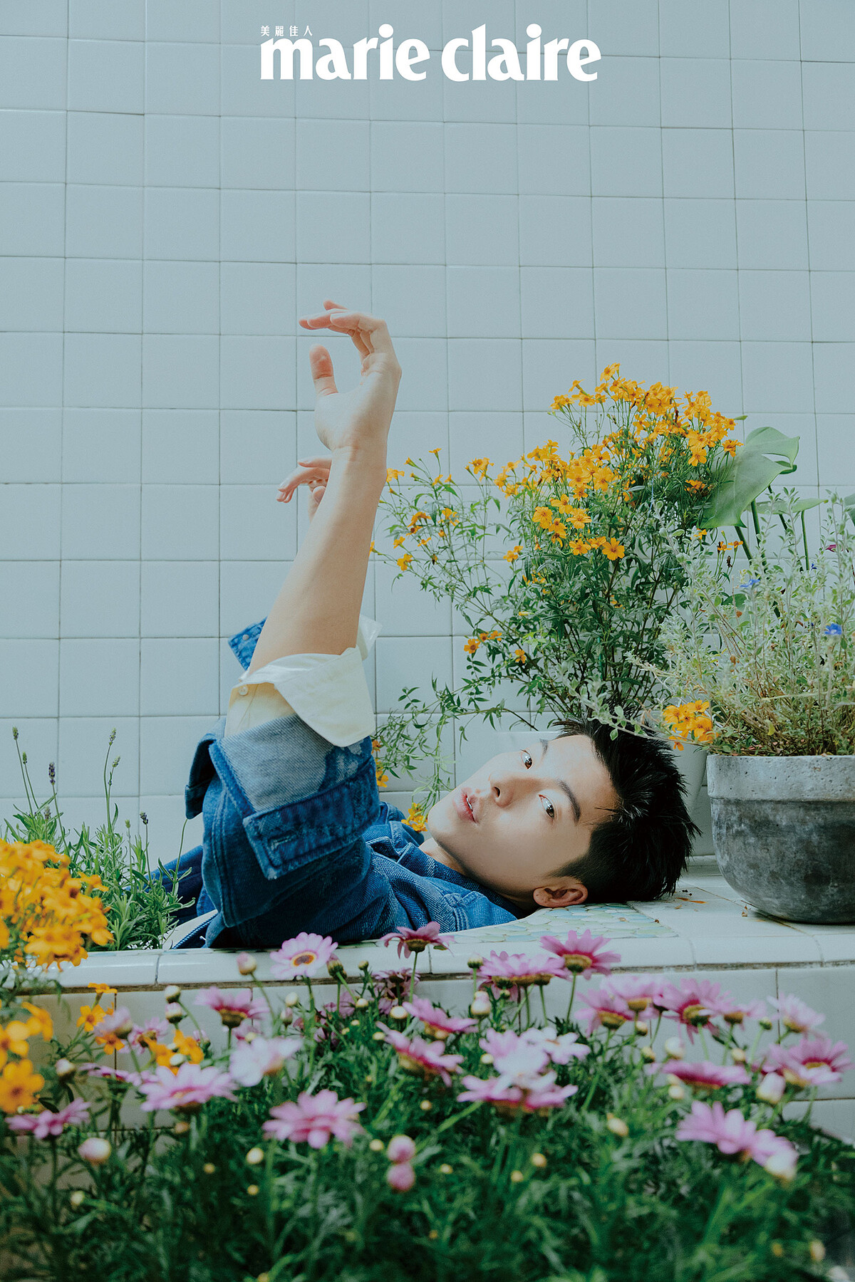 鵝黃色襯衫、刷色牛仔夾克，both by Fendi。