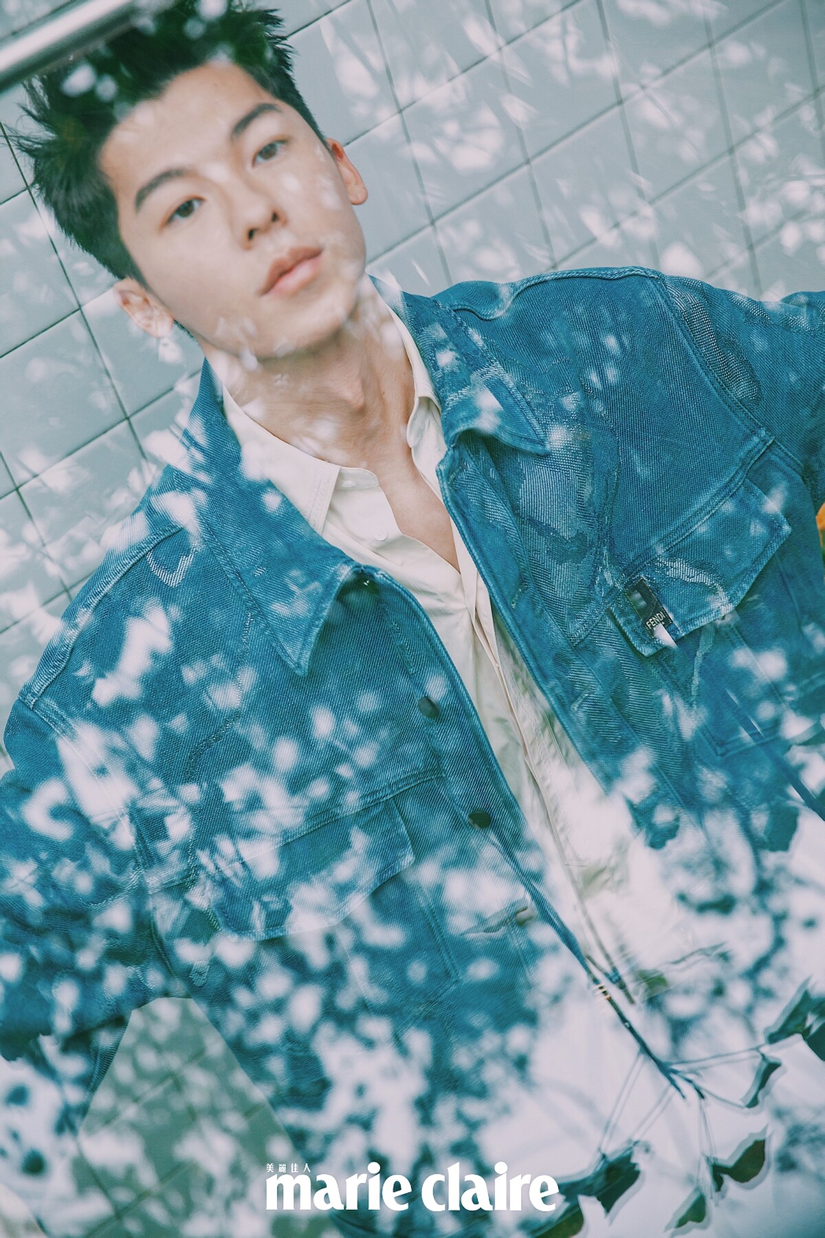 鵝黃色襯衫、刷色牛仔夾克，both by Fendi。