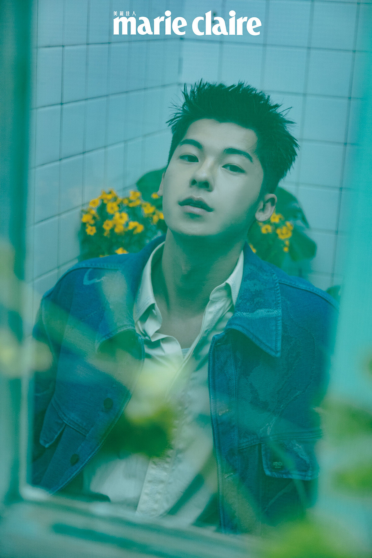 鵝黃色襯衫、刷色牛仔夾克，both by Fendi。