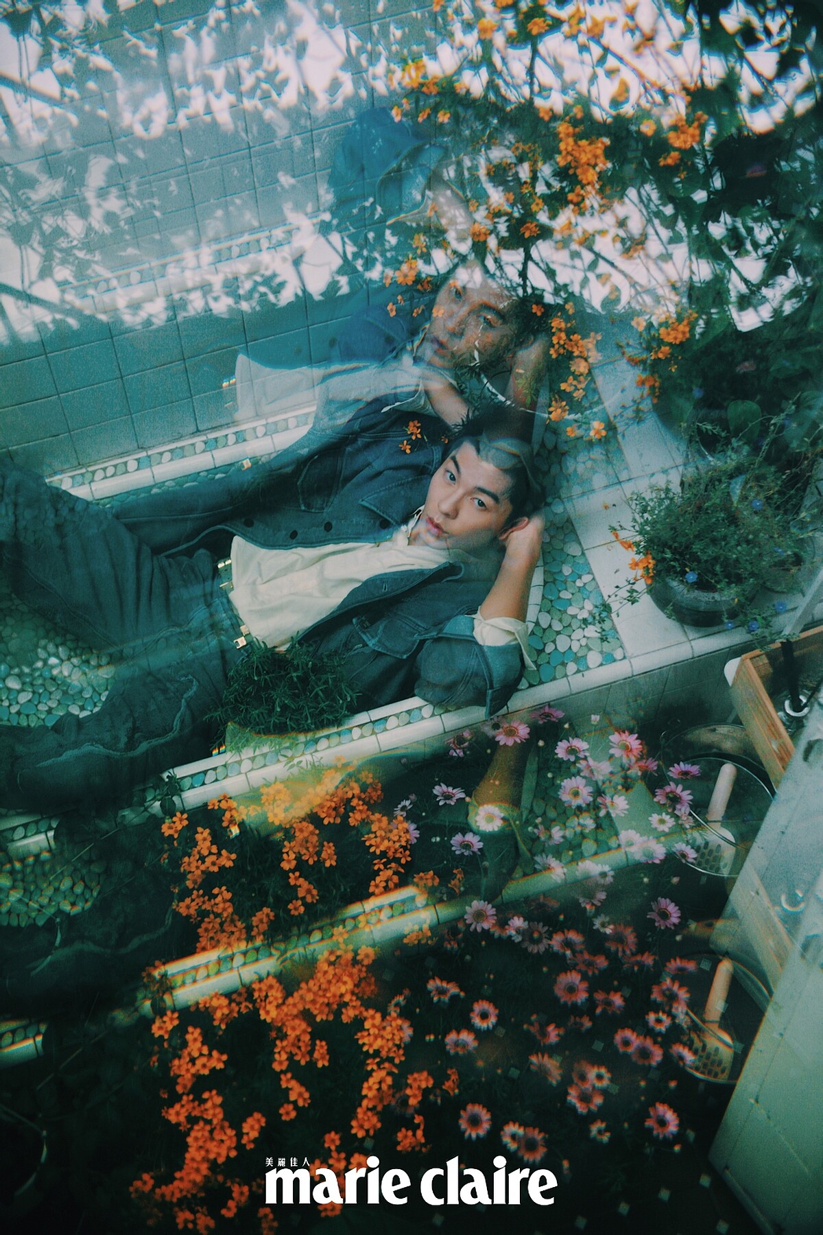 鵝黃色襯衫、刷色牛仔夾克、刷色牛仔褲，all by Fendi。