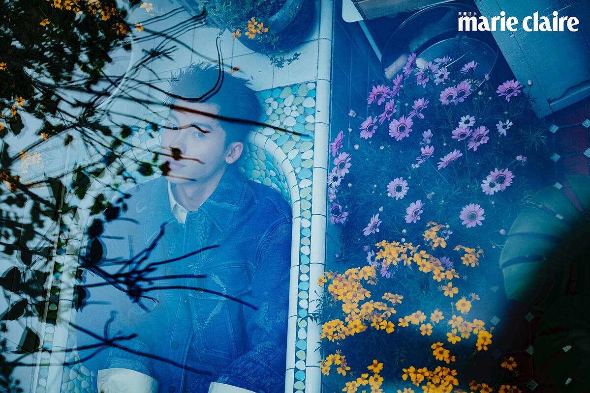 鵝黃色襯衫、刷色牛仔夾克，both by Fendi。