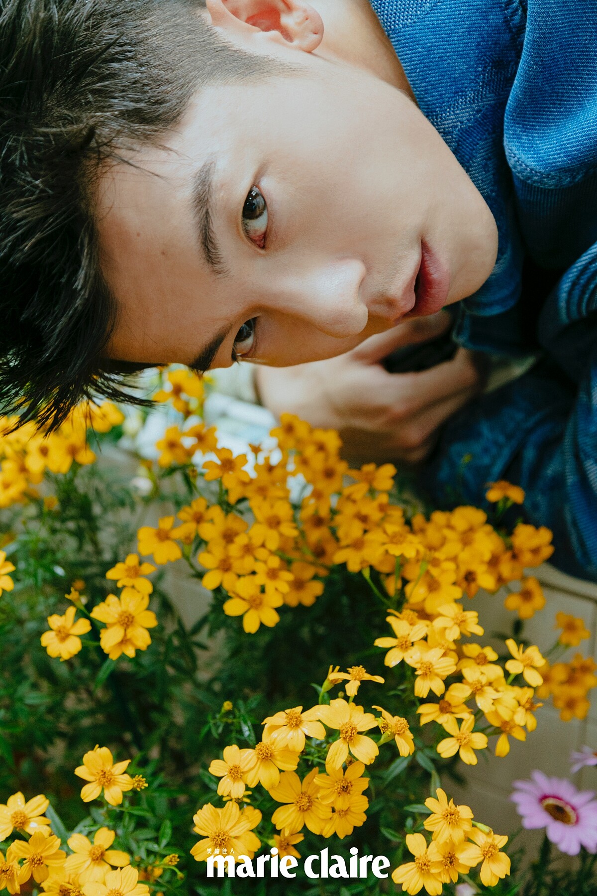 鵝黃色襯衫、刷色牛仔夾克，both by Fendi。