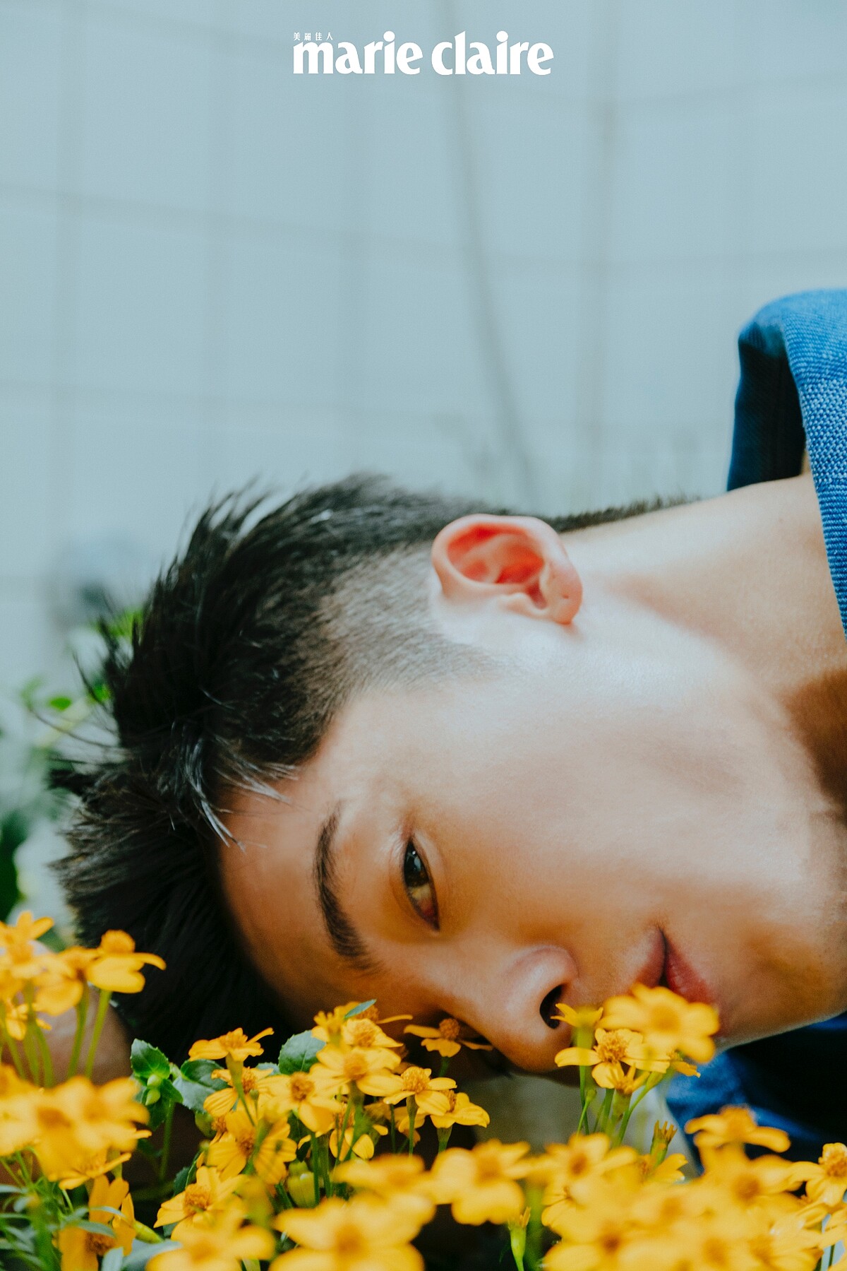 鵝黃色襯衫、刷色牛仔夾克，both by Fendi。