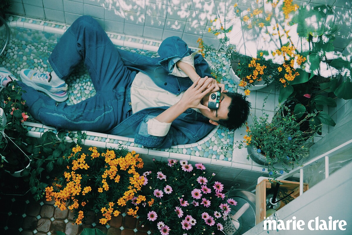 鵝黃色襯衫、刷色牛仔夾克、刷色牛仔褲、拚色設計 Fendi Flow球鞋，all by Fendi。