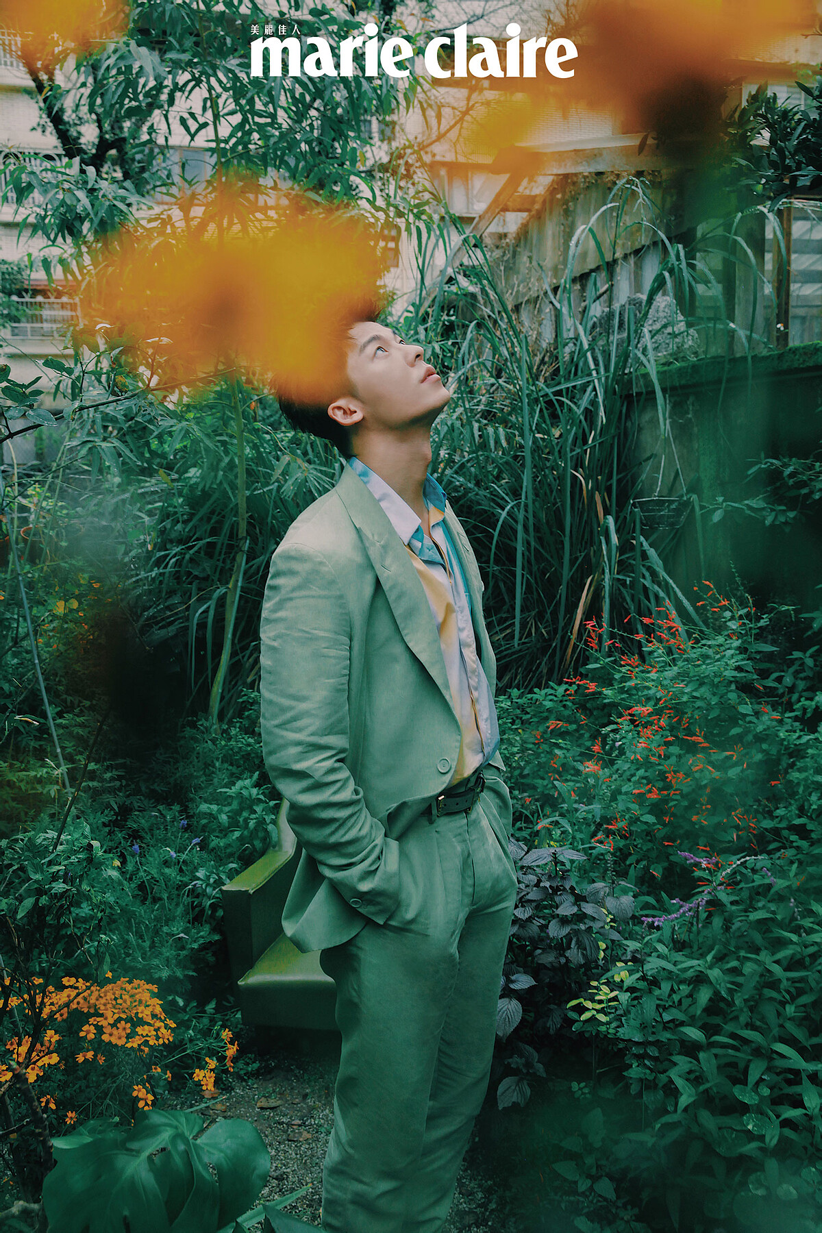 渲染造型襯衫、青綠色西裝外套、青綠色西裝褲、皮革腰帶，all by Fendi。