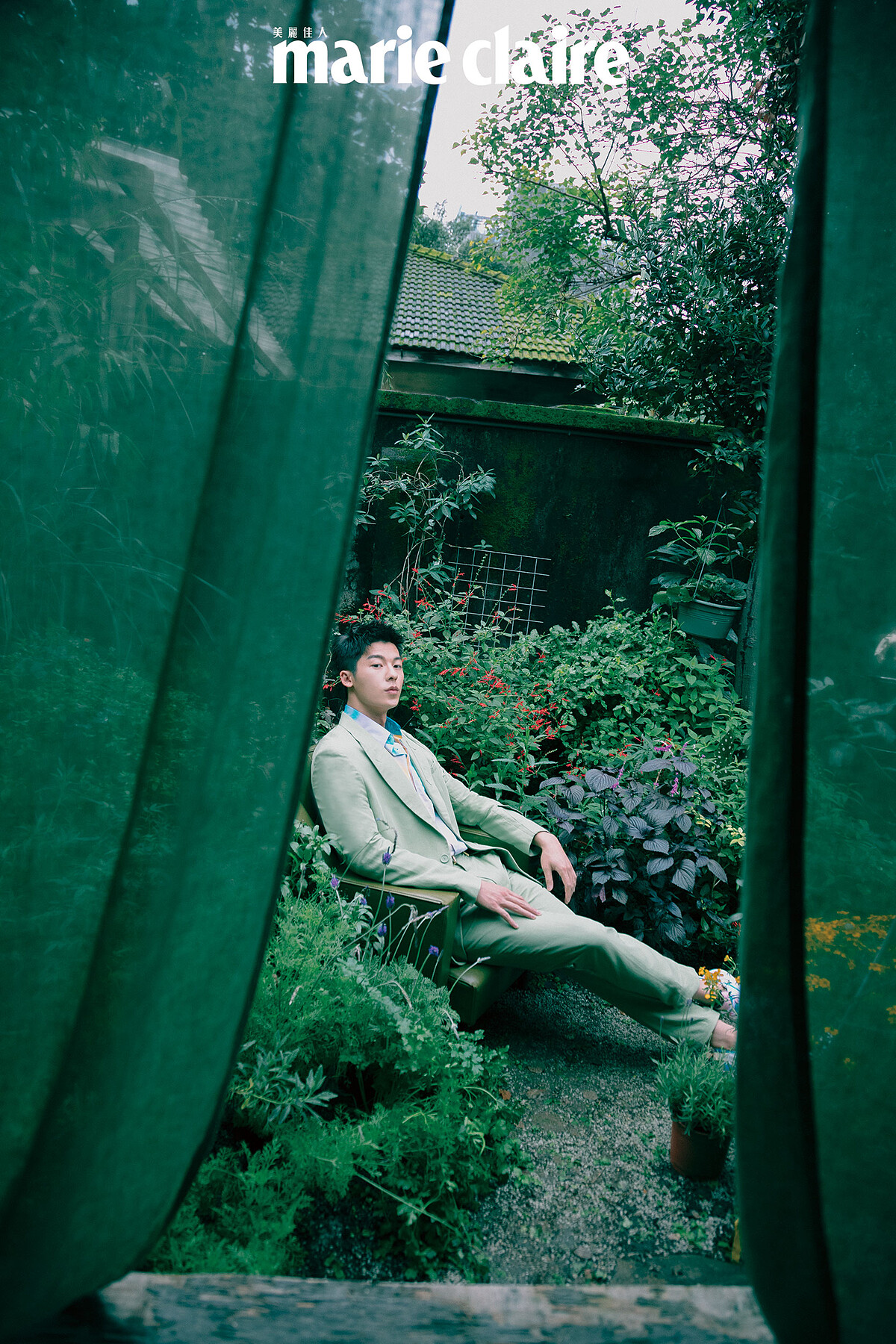 渲染造型襯衫、青綠色西裝外套、青綠色西裝褲、皮革腰帶、拚色設計 Fendi Flow球鞋，all by Fendi。