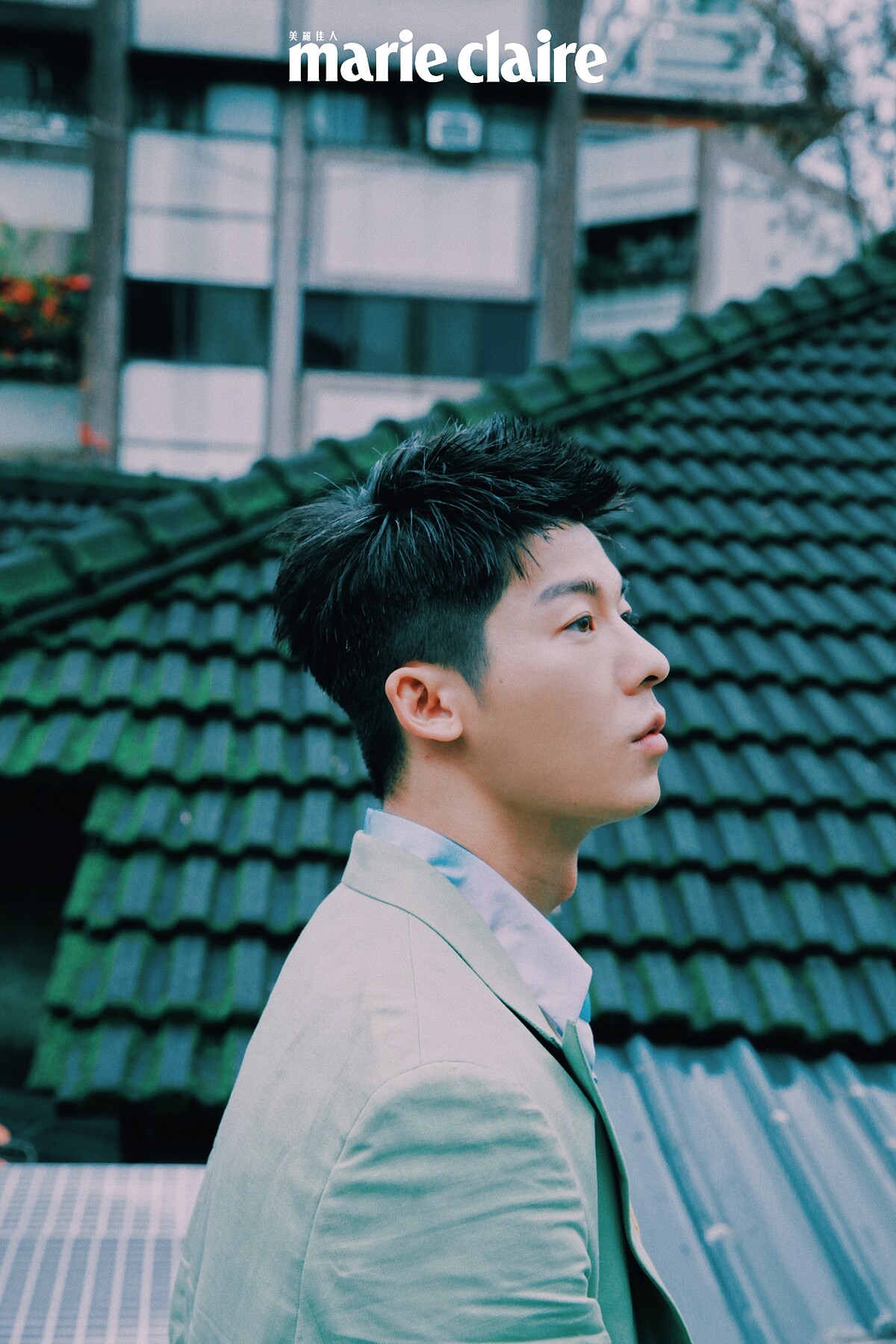 渲染造型襯衫、青綠色西裝外套，both by Fendi。