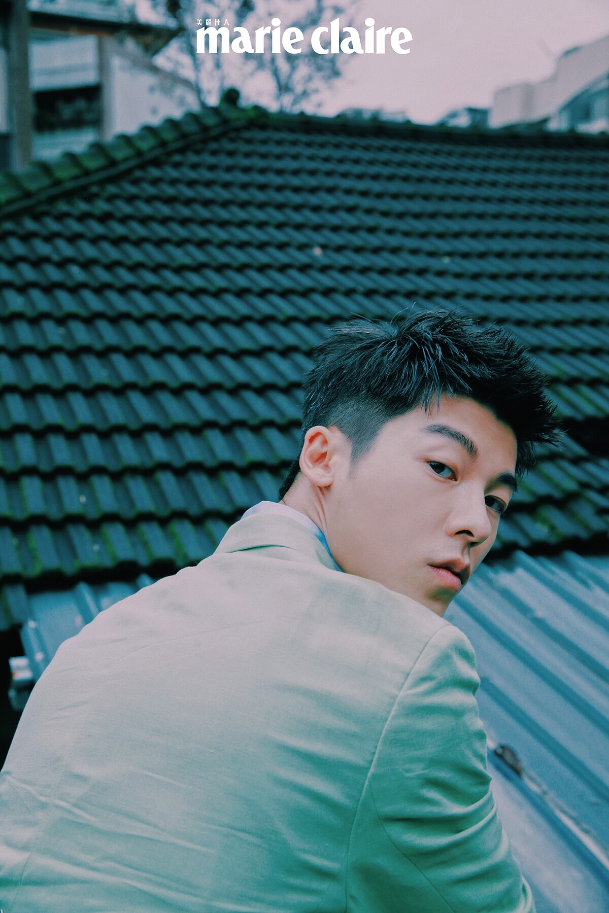 渲染造型襯衫、青綠色西裝外套，both by Fendi。