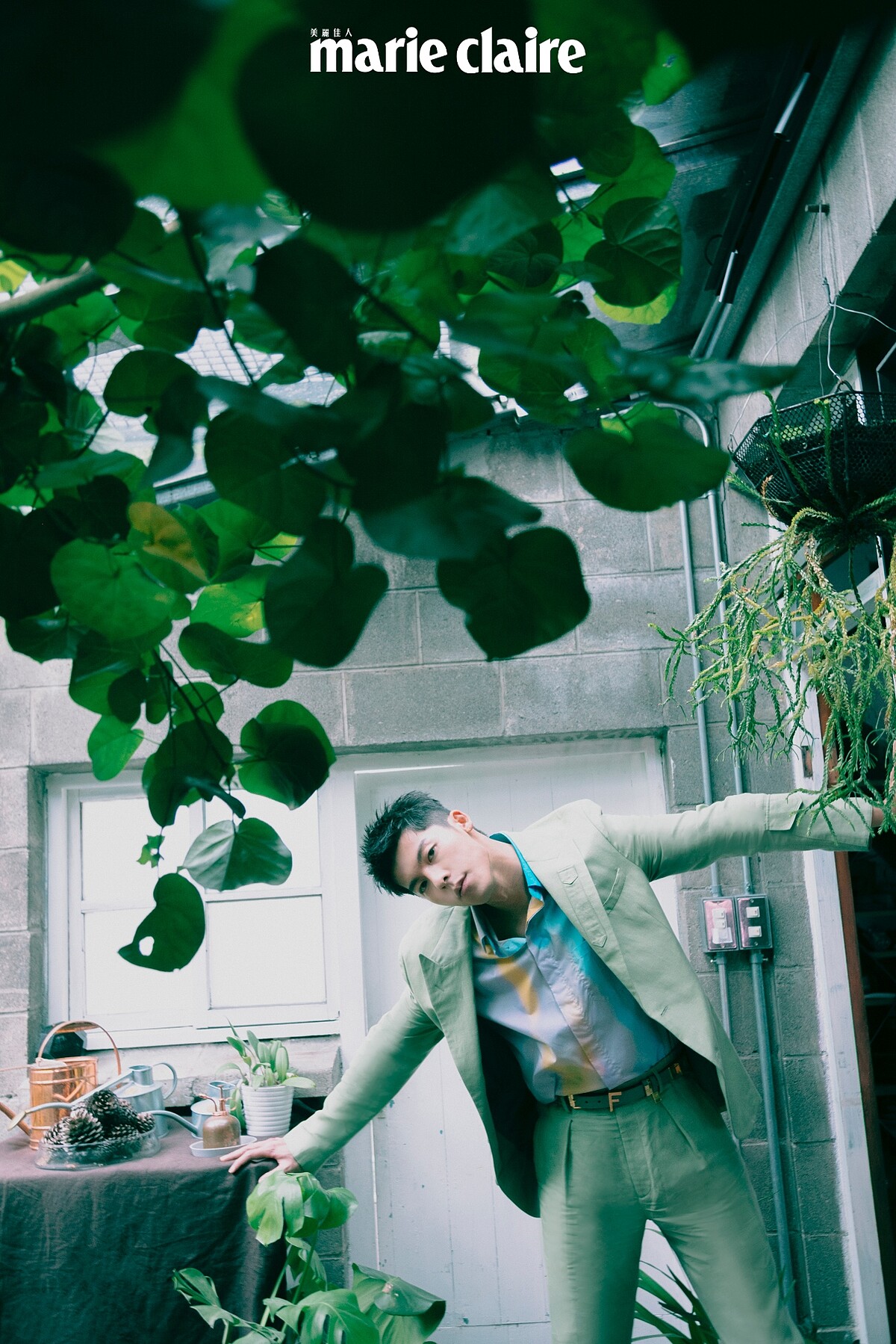 渲染造型襯衫、青綠色西裝外套、青綠色西裝褲、皮革腰帶，all by Fendi。