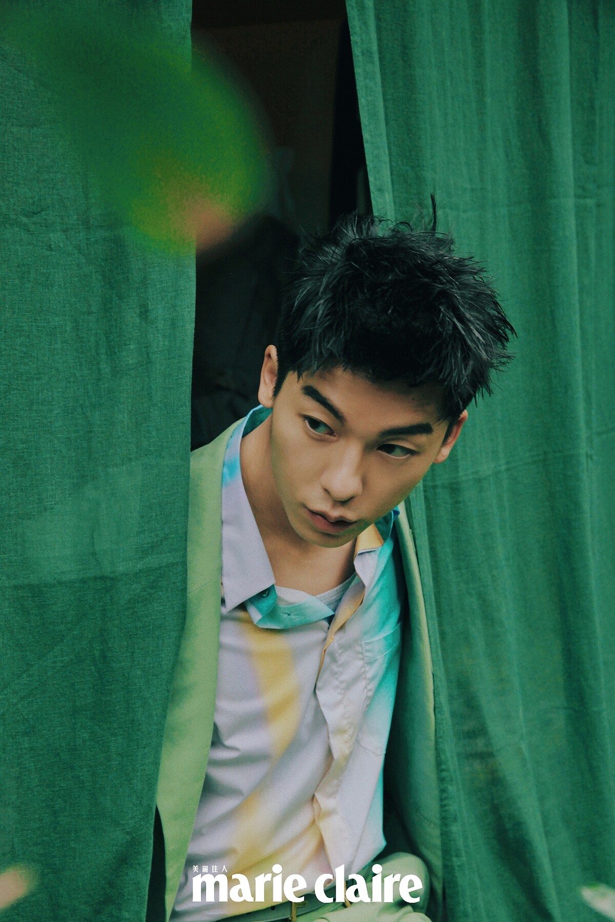 渲染造型襯衫、青綠色西裝外套、青綠色西裝褲、皮革腰帶，all by Fendi。