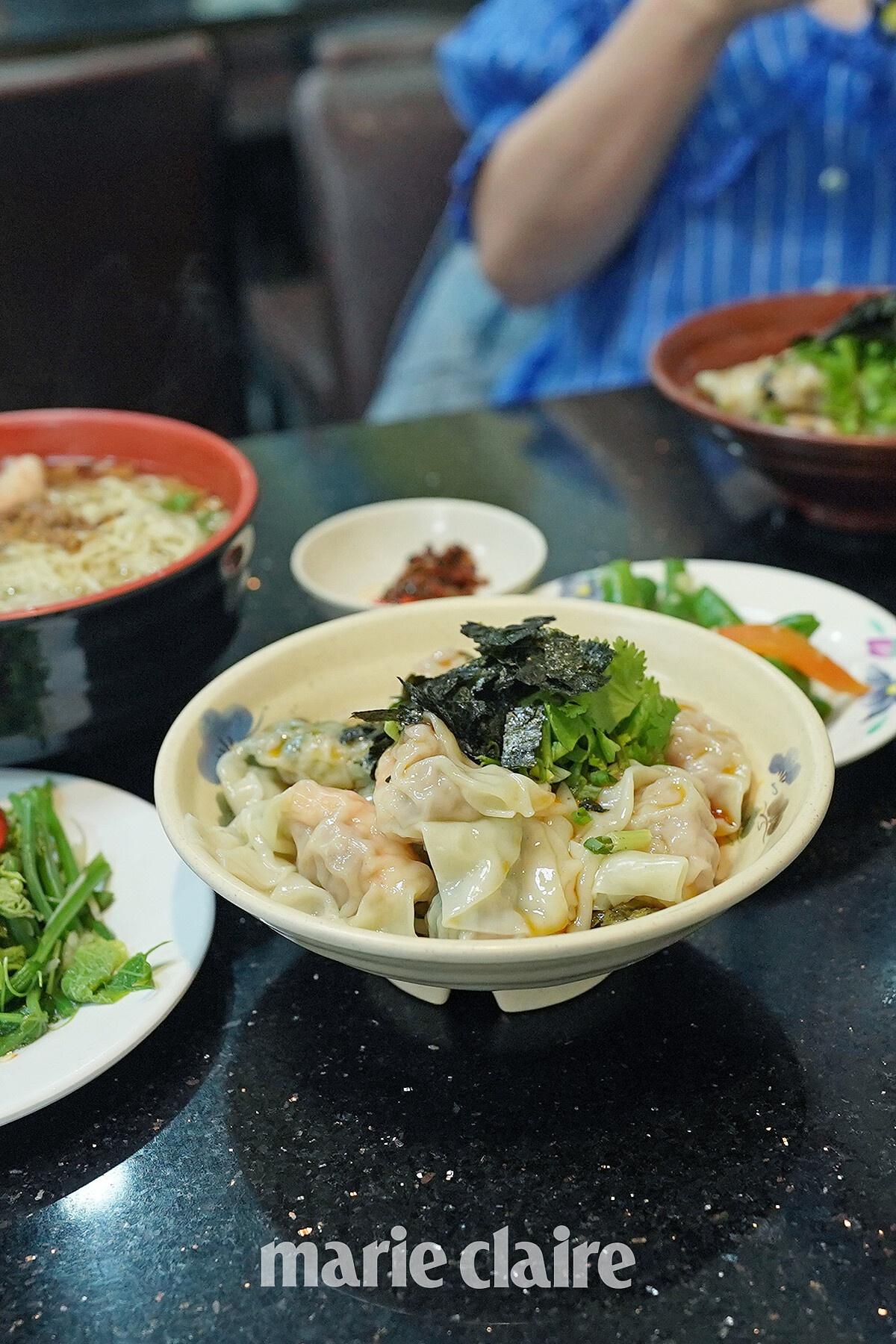 推薦綜合抄手，可一次吃到三種口味的扁食。