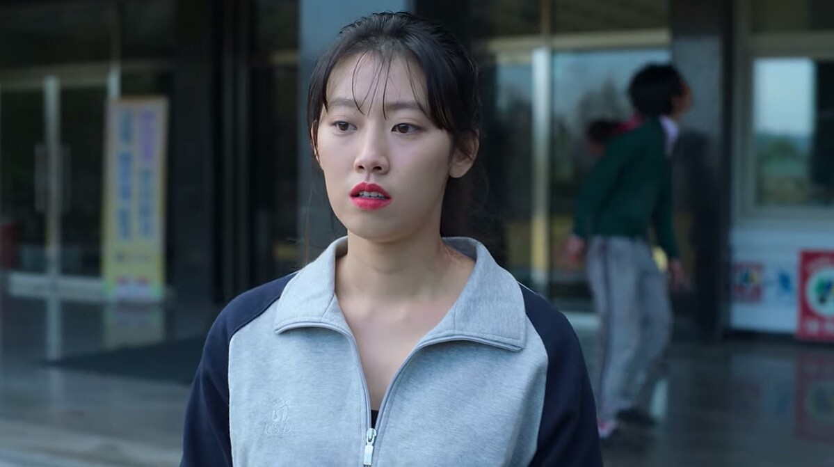 《殭屍校園》裴智恩綁起頭髮畫上唇膏展現自信