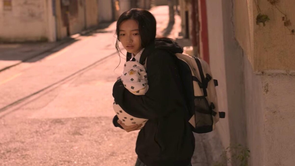 《殭屍校園》小媽媽懷抱著象徵希望的嬰兒