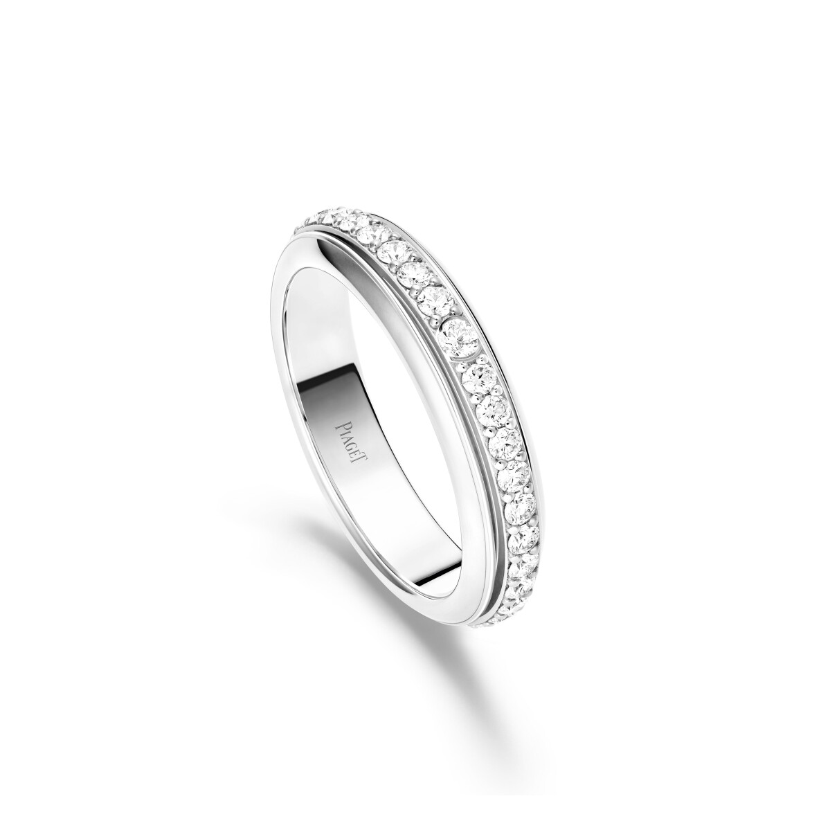 PIAGET Possession系列18K白金鑽石戒指_18K白金、36顆圓形切割美鑽，總重約0.70ct_建議售價NT$188,000 (男方婚典儀式配戴作品)