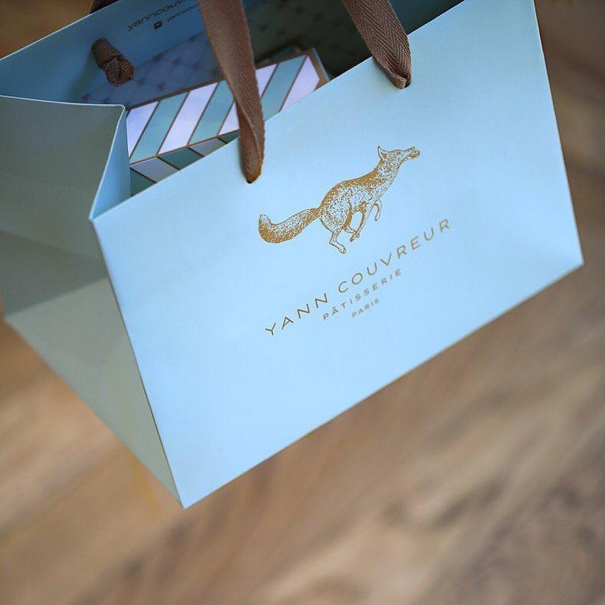 甜點店的包裝也大量使用狐狸的圖像。