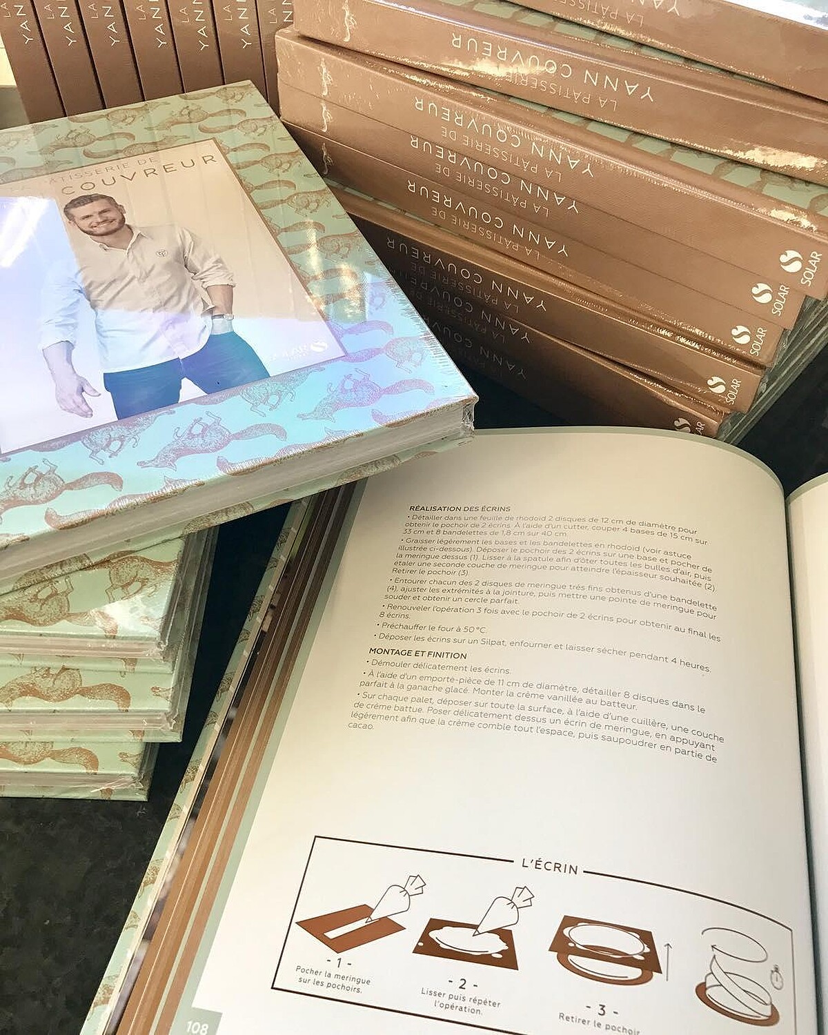 《Yann Couvreur 的法式甜點手札》為他第一本食譜書。