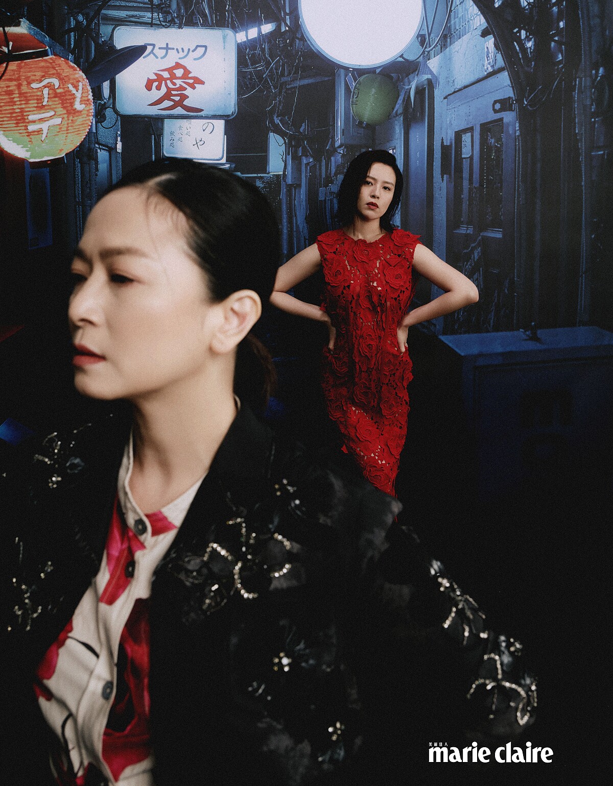 謝瓊煖： 花卉水晶刺繡夾克，Miu Miu；紅色霸王玫瑰洋裝，Paul Smith。劉品言：紅色花卉洋裝，Prada。