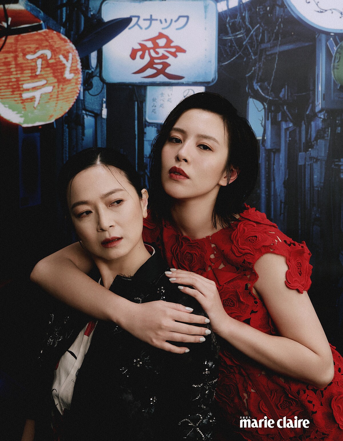  謝瓊煖： 花卉水晶刺繡夾克，Miu Miu；紅色霸王玫瑰洋裝，Paul Smith。劉品言：紅色花卉洋裝，Prada。 