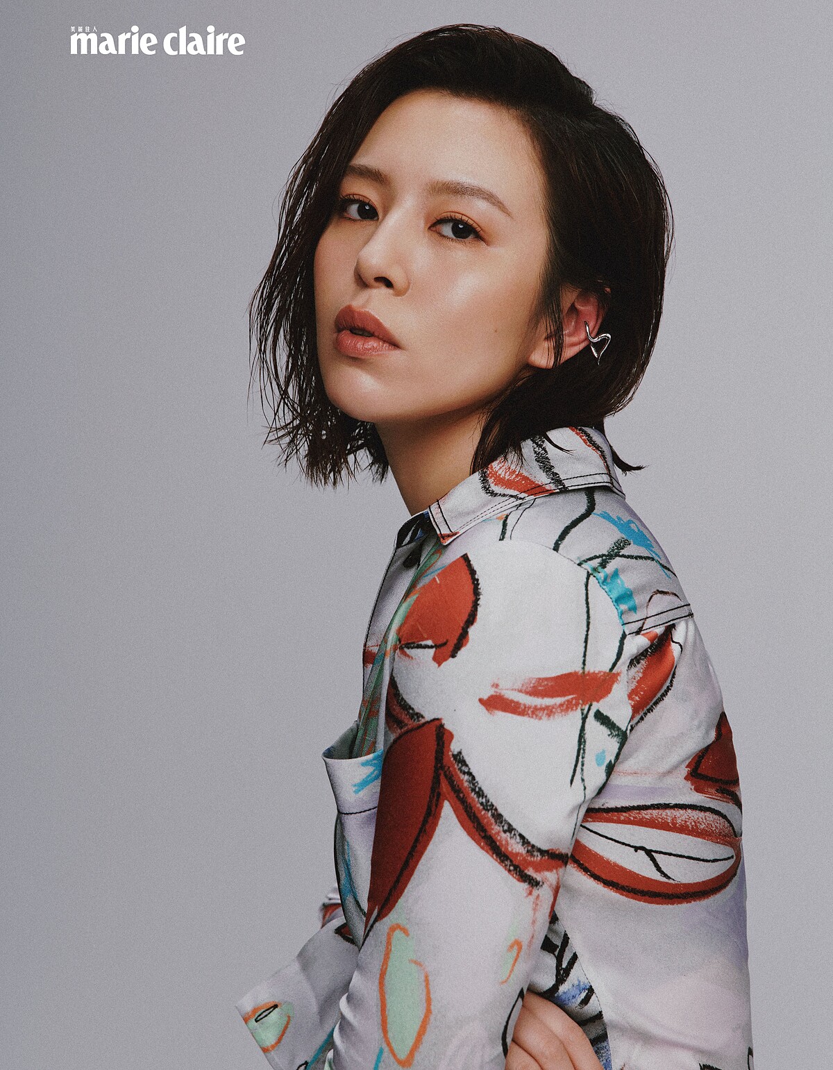 《華燈初上》Hana劉品言有著純然的氣質。白色印花襯衫洋裝，Paul Smith；銀色耳骨夾，VANN。