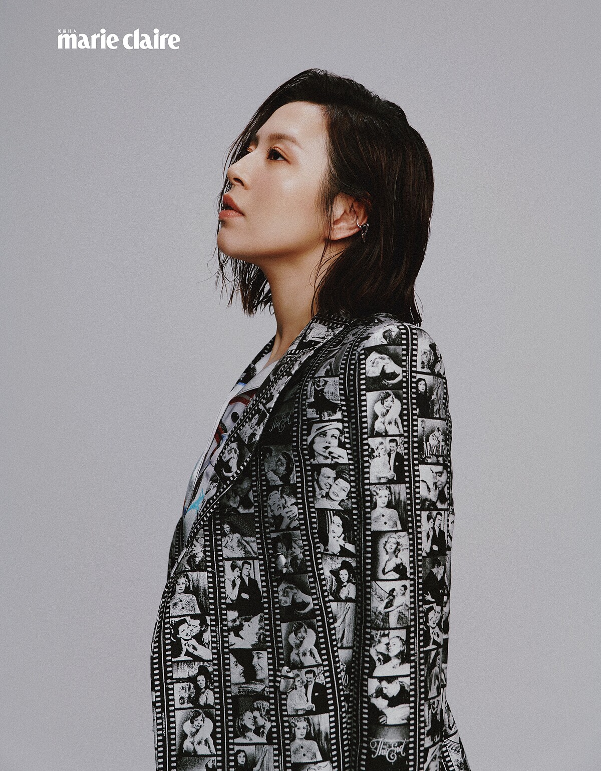 印花西裝外套，Moschino；白色印花襯衫洋裝，Paul Smith；銀色耳骨夾，VANN。