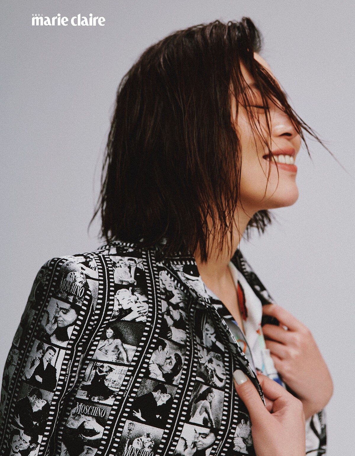 印花西裝外套，Moschino；白色印花襯衫洋裝，Paul Smith；銀色耳骨夾，VANN。