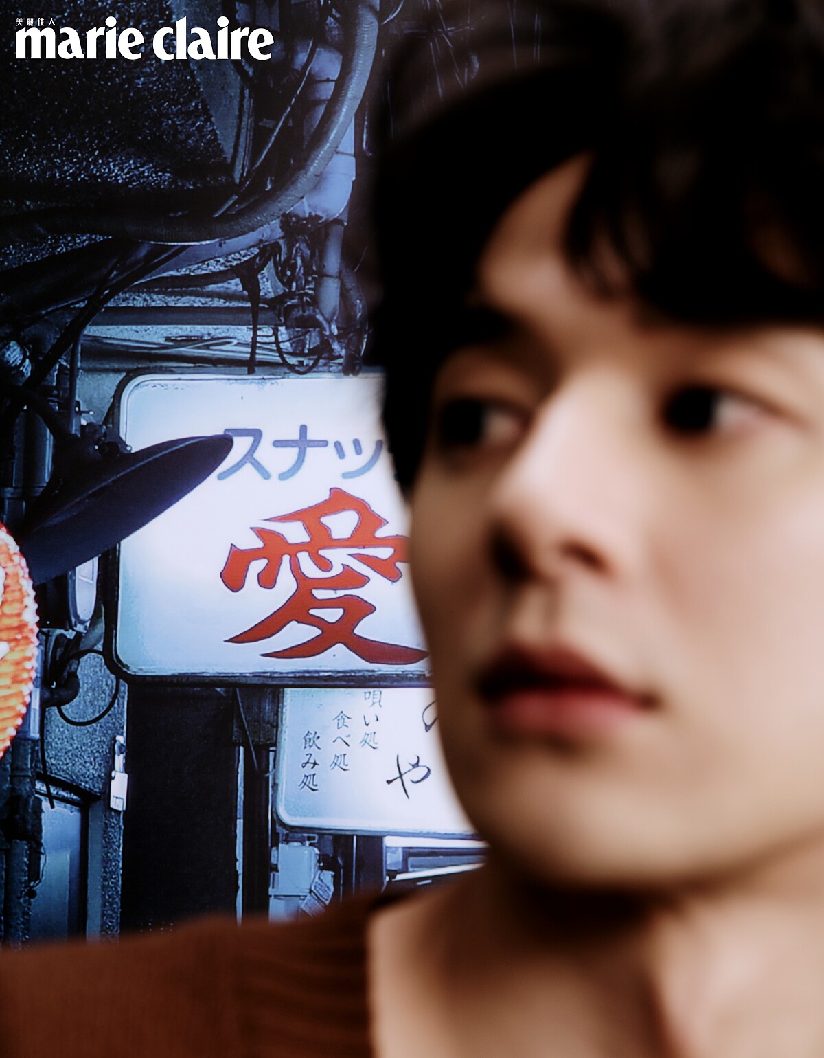 咖啡色針織衫，Prada。