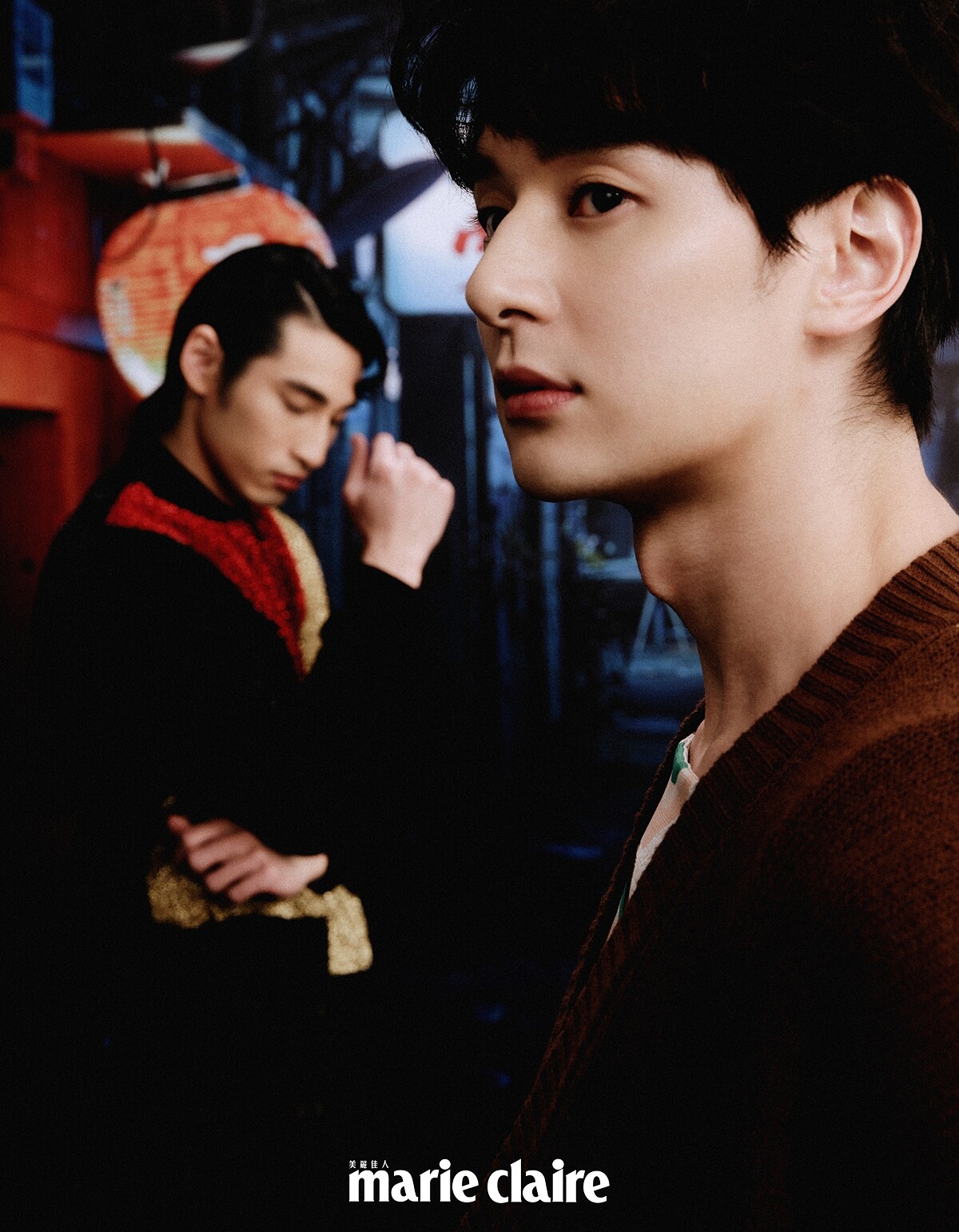 張軒睿／幾何紋圖短版背心、咖啡色針織衫，both by Prada。章廣辰／色塊拼接金蔥面料夾克、西裝褲，both by Saint Laurent。