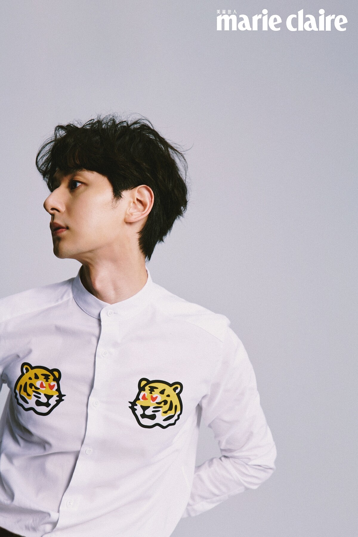 老虎圖案白襯衫、Monogran 寬版腰封，both by Louis Vuitton。