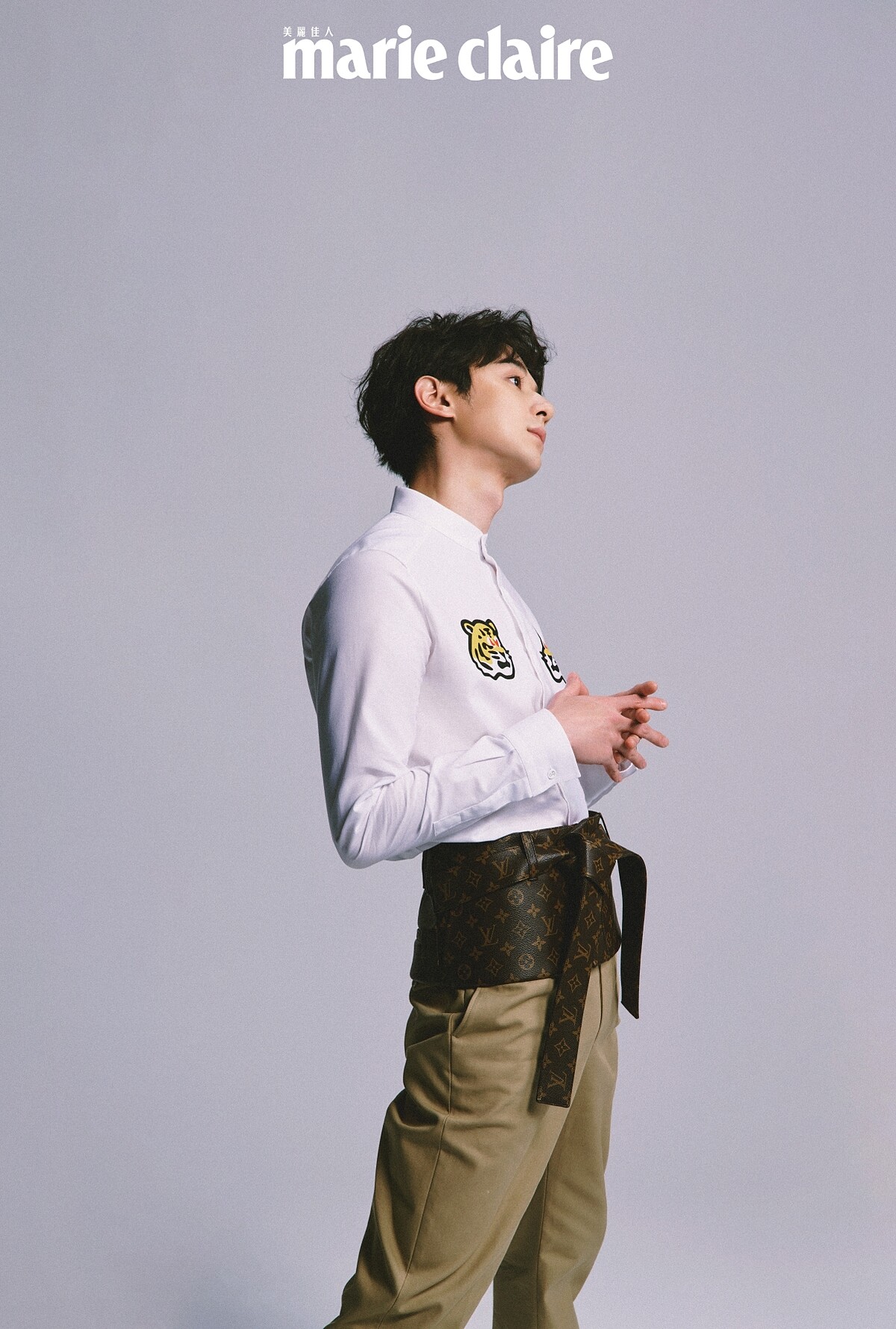 老虎圖案白襯衫、Monogran 寬版腰封、卡其褲，all by Louis Vuitton。