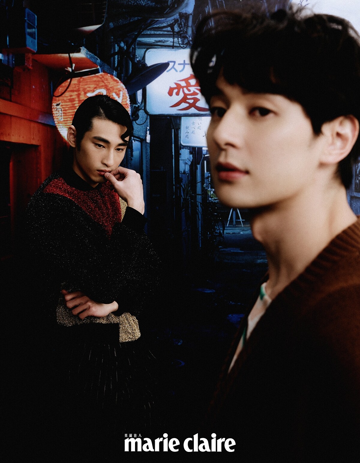 章廣辰／色塊拼接金蔥面料夾克、西裝褲，both by Saint Laurent。張軒睿／幾何紋圖短版背心、咖啡色針織衫，all by Prada。