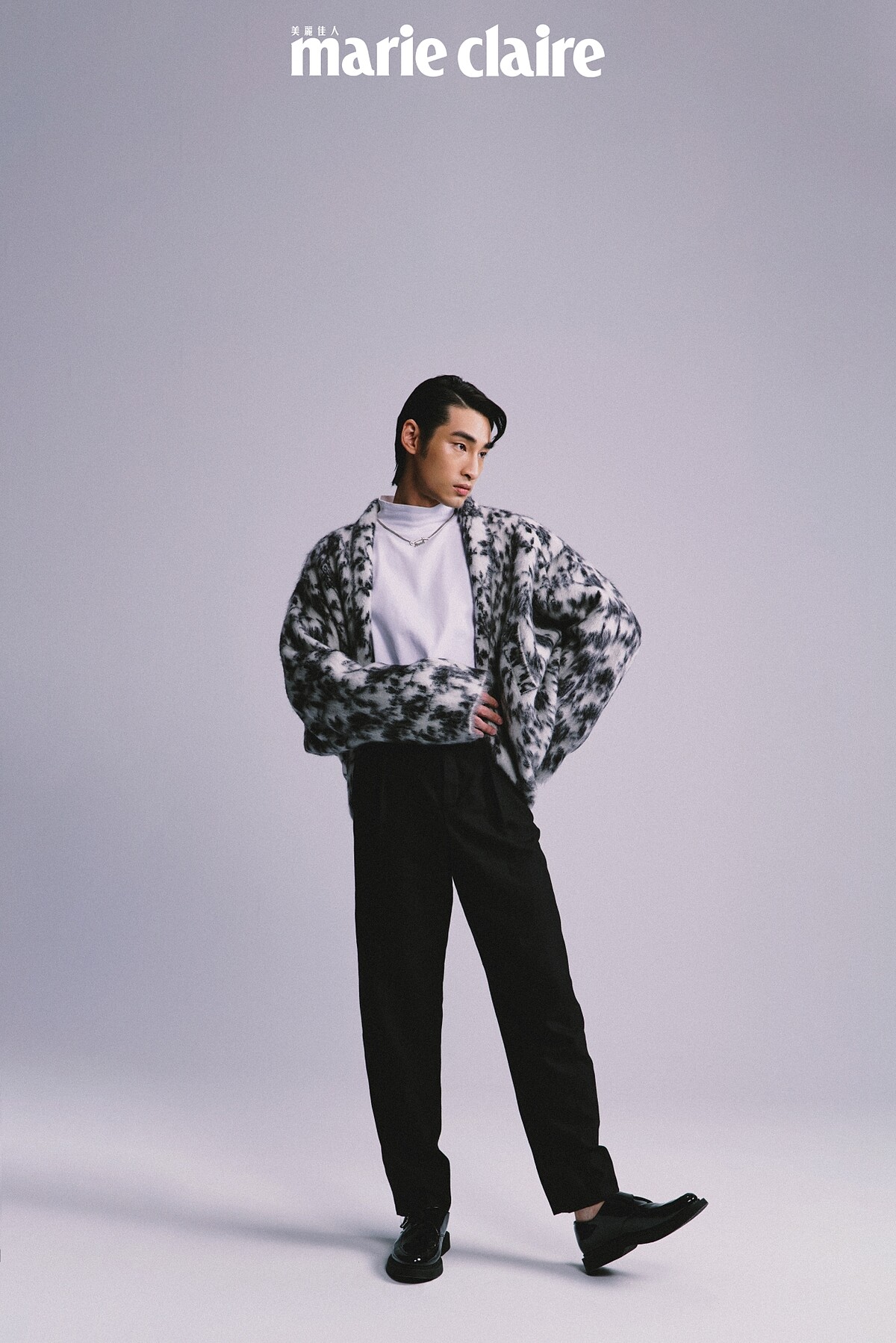 白色高領衫、項鍊，both by Dior；毛海外套、黑色西裝褲、腰帶、皮鞋，all by Saint Laurent。