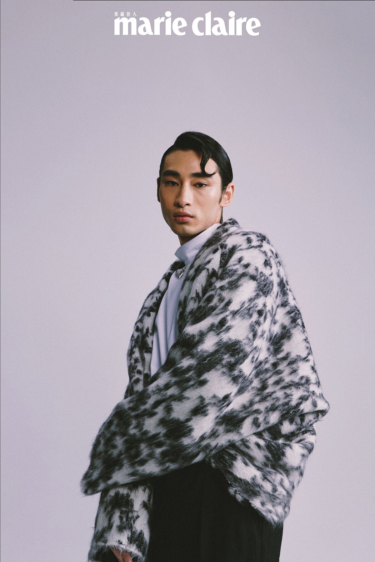 白色高領衫、項鍊，both by Dior；毛海外套、黑色西裝褲、腰帶，all by Saint Laurent。