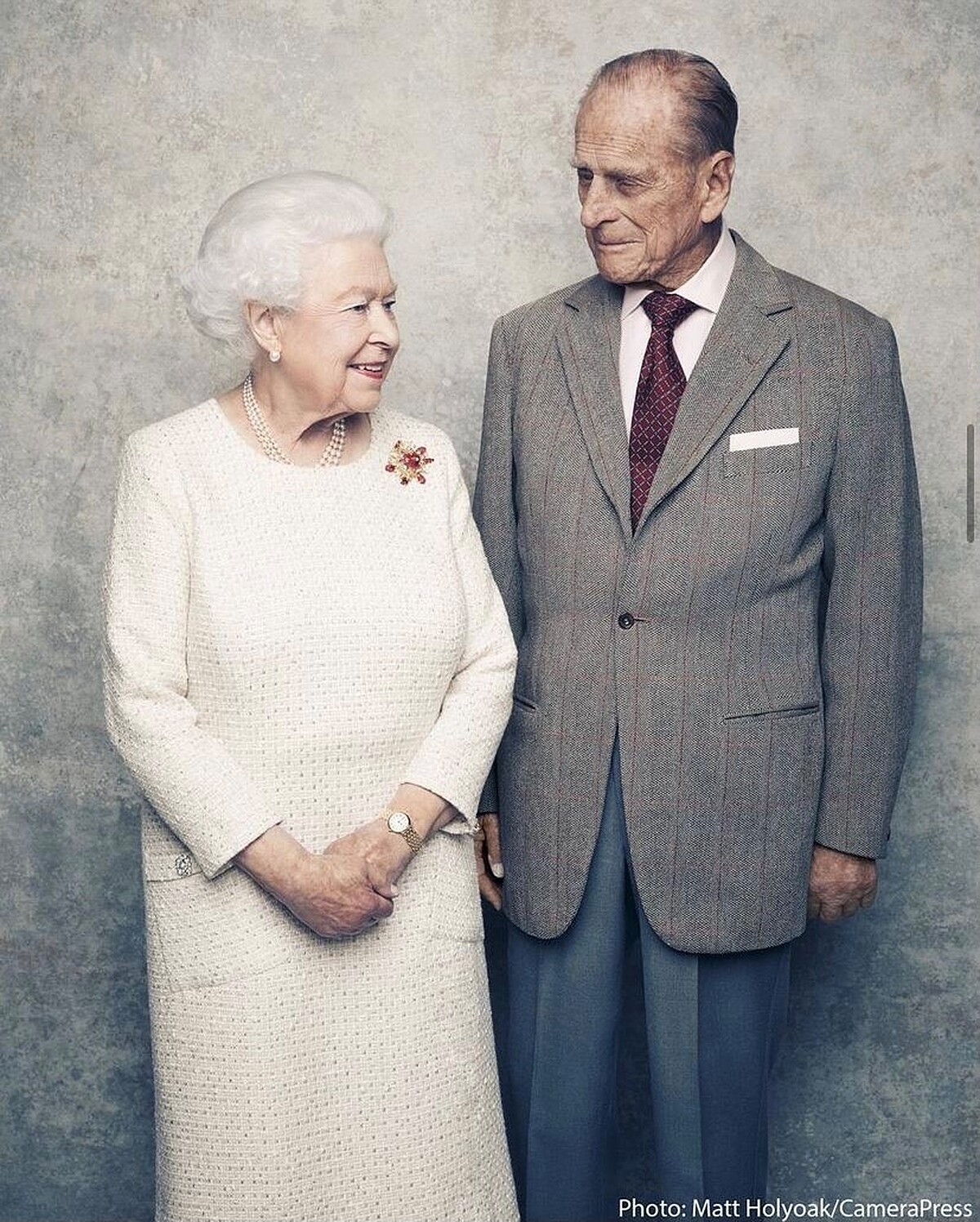 胸針穿搭高手是她！認識英國女王的經典收藏，搭配選擇也暗藏玄機