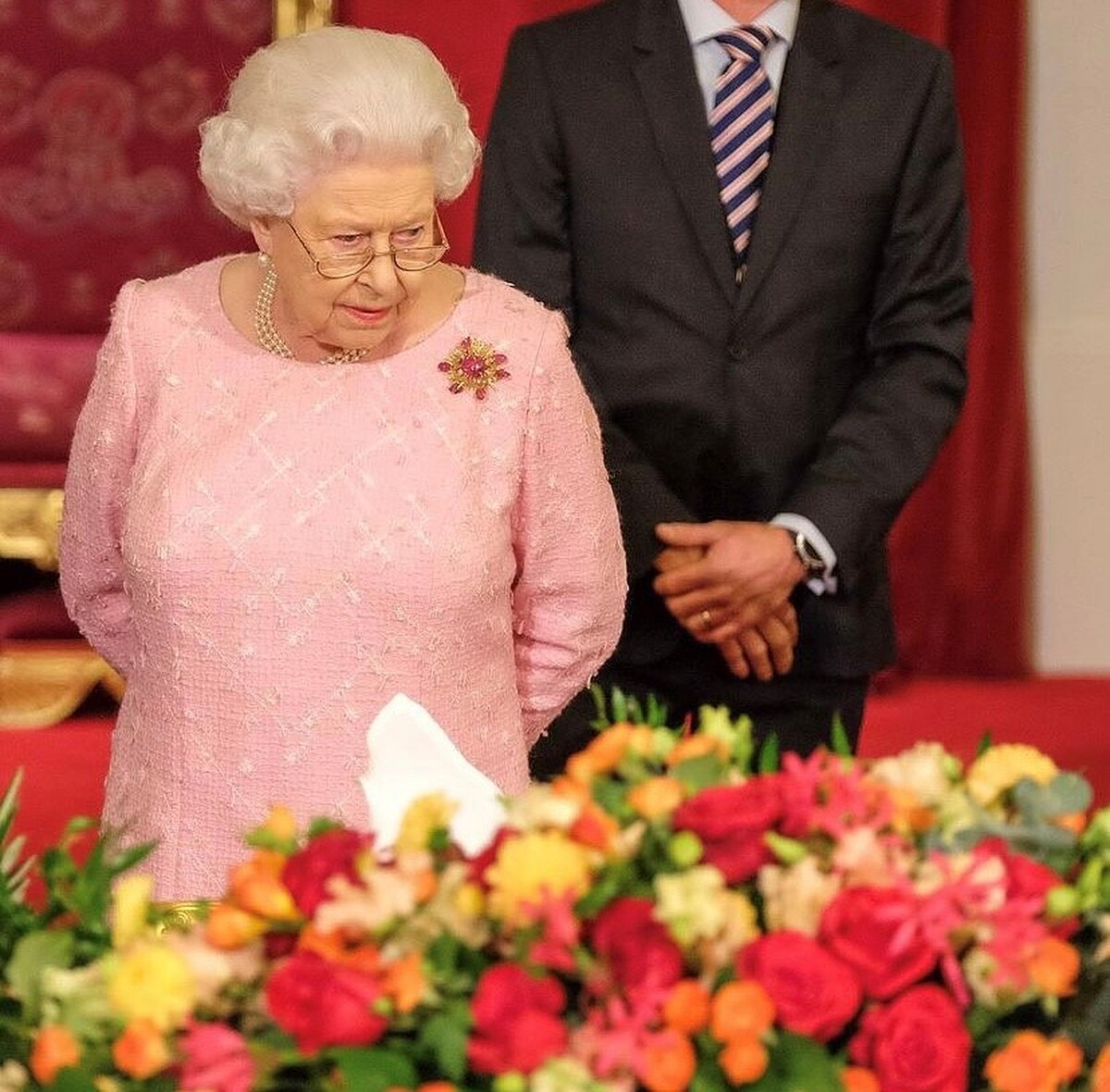 胸針穿搭高手是她！認識英國女王的經典收藏，搭配選擇也暗藏玄機