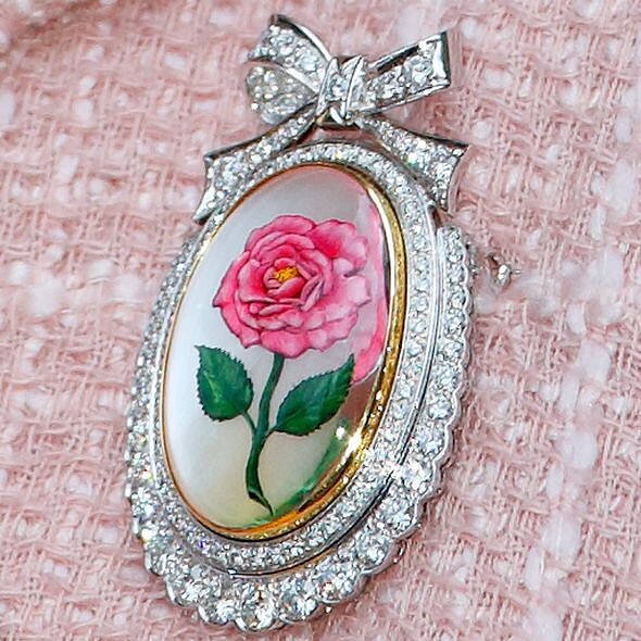 胸針穿搭高手是她！認識英國女王的經典收藏，搭配選擇也暗藏玄機