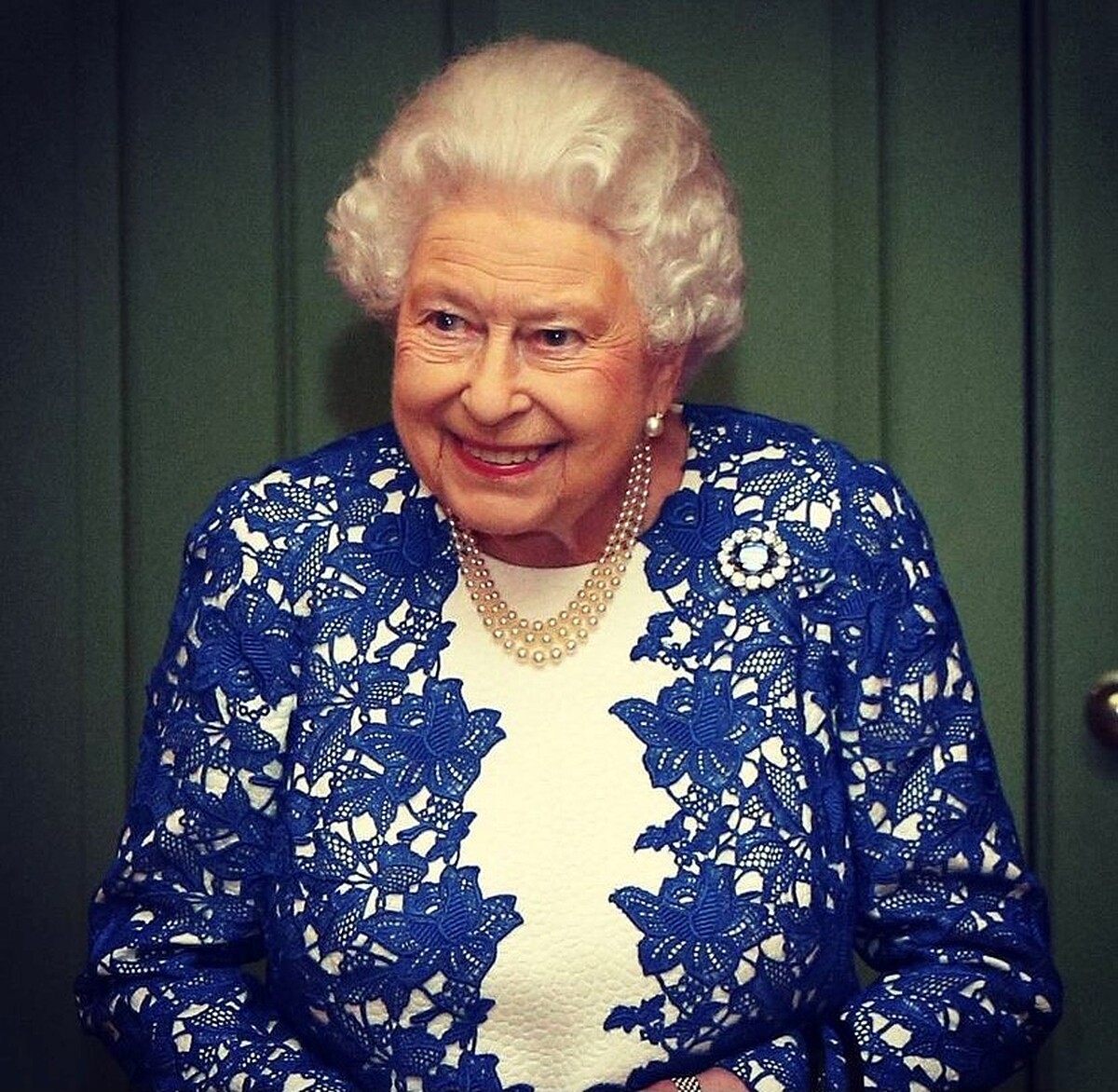 胸針穿搭高手是她！認識英國女王的經典收藏，搭配選擇也暗藏玄機