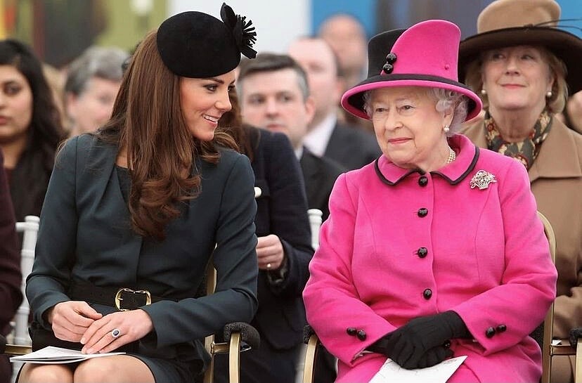 胸針穿搭高手是她！認識英國女王的經典收藏，搭配選擇也暗藏玄機