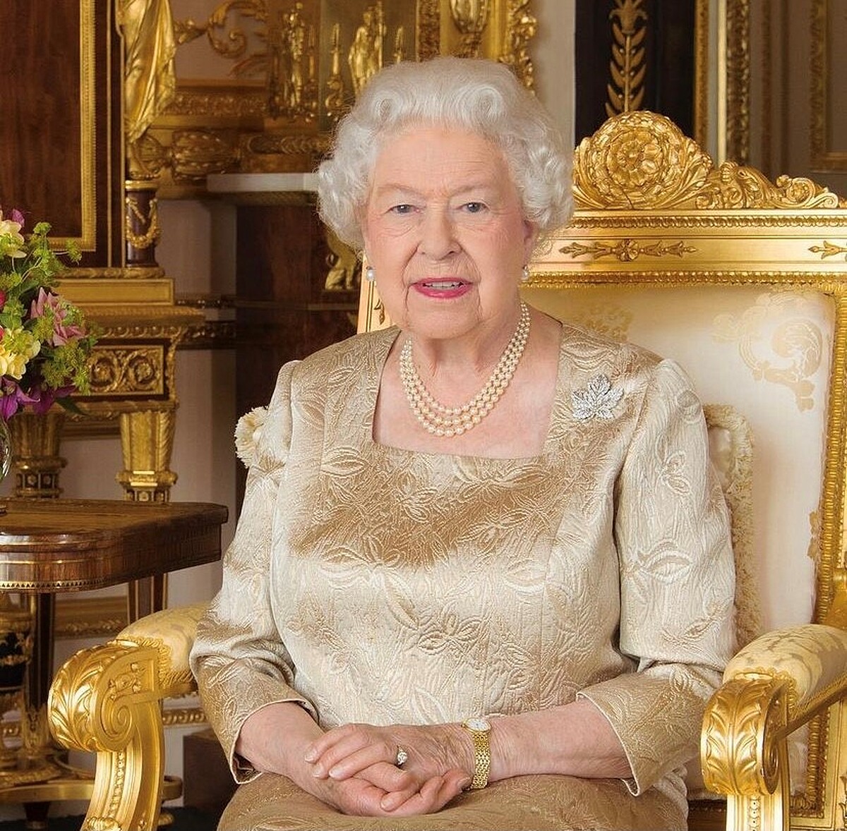 胸針穿搭高手是她！認識英國女王的經典收藏，搭配選擇也暗藏玄機