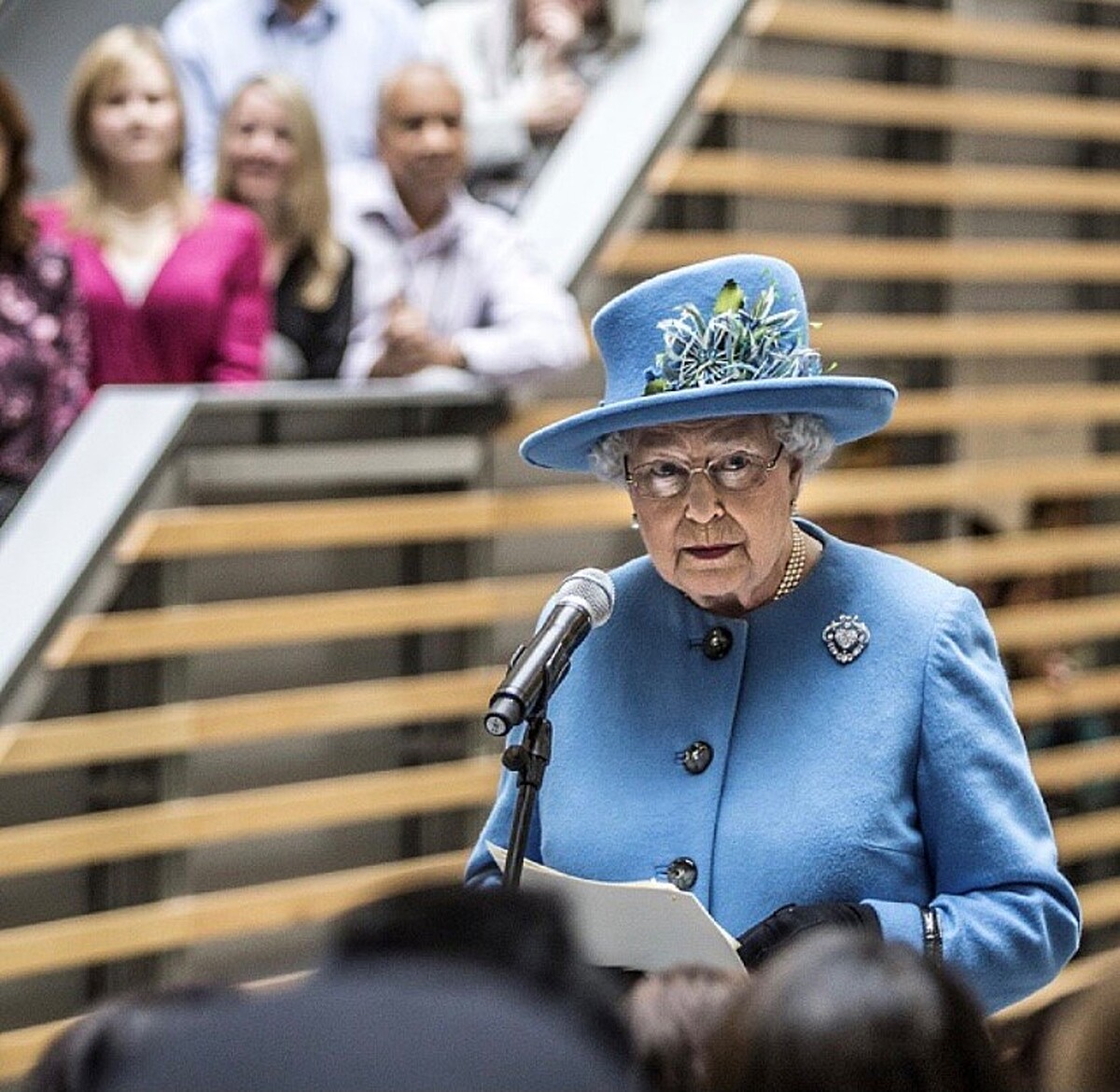 胸針穿搭高手是她！認識英國女王的經典收藏，搭配選擇也暗藏玄機