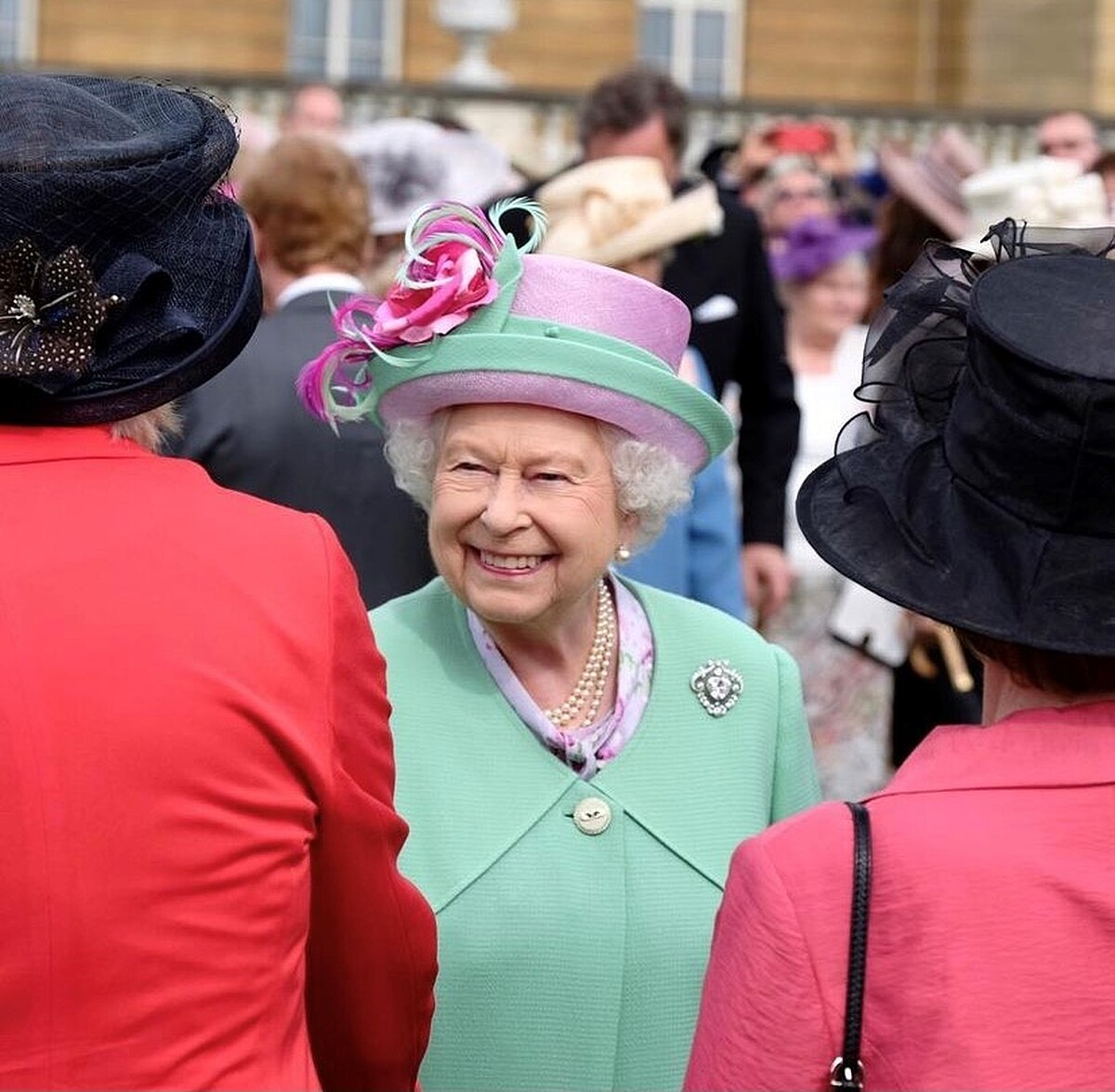 胸針穿搭高手是她！認識英國女王的經典收藏，搭配選擇也暗藏玄機