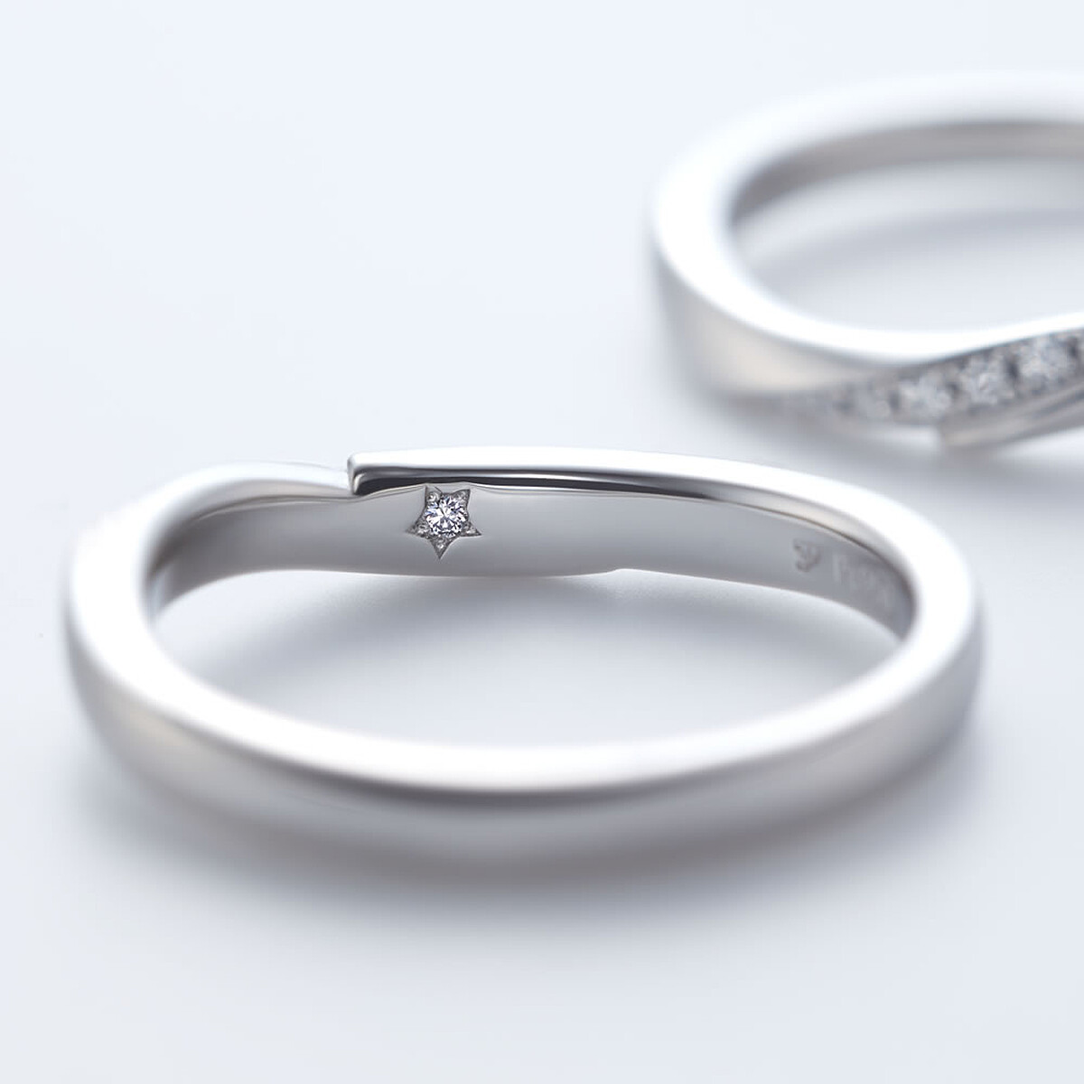 Nocturnal系列男戒內側鑲鑽的細膩巧思。