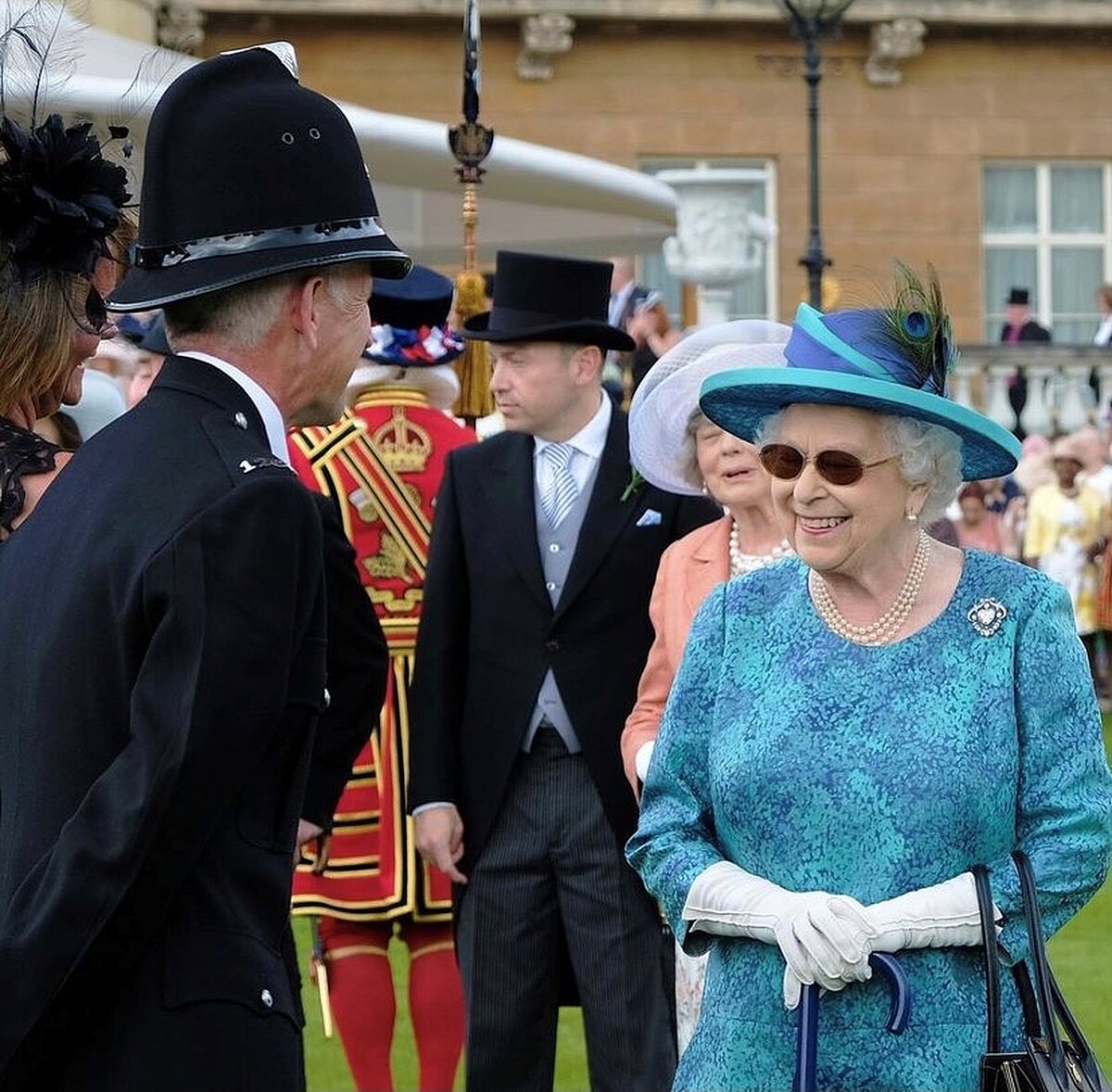 胸針穿搭高手是她！認識英國女王的經典收藏，搭配選擇也暗藏玄機