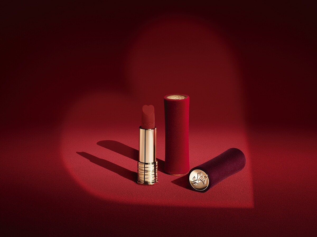 蘭蔻「絲絨小蠻腰」絕對完美唇膏2022情人節絲絨限定版情境圖。